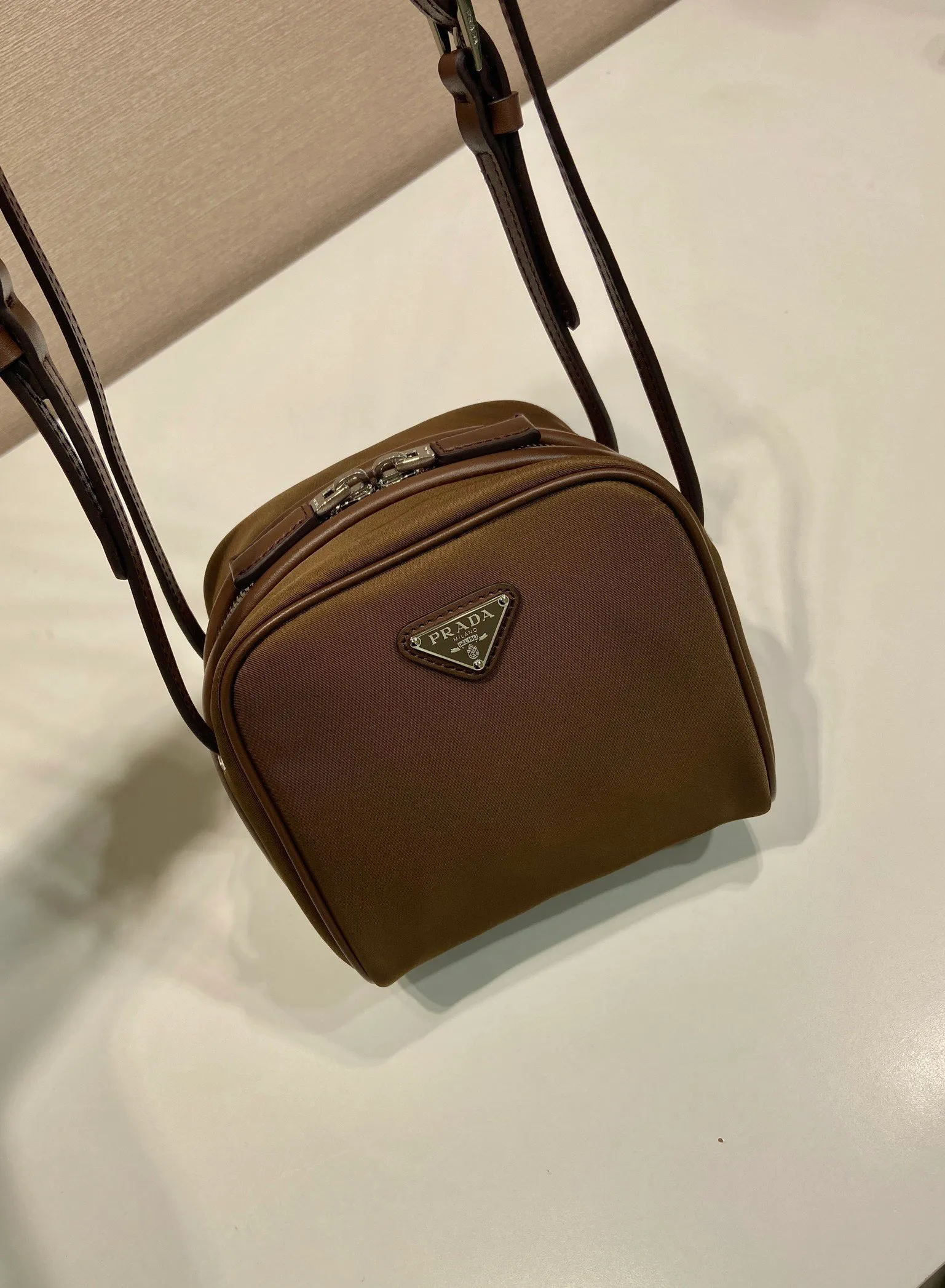 💰1020🎉New catwalk style🎉1BC248🎉🎉 This catwalk style cleverly combines classic and modern elements. Made of imported nylon fabric and imported calfskin. The bag mouth is designed with calfskin edging, which looks particularly fashionable, the zipper opening and closing design is more practical, and the letter emblem decoration is unique. It has a large capacity and is a popular style that will never go out of style🎉🎉 Length 15cm Height 14cmx Bottom 11cm🎉🎉🎉💰💰💰