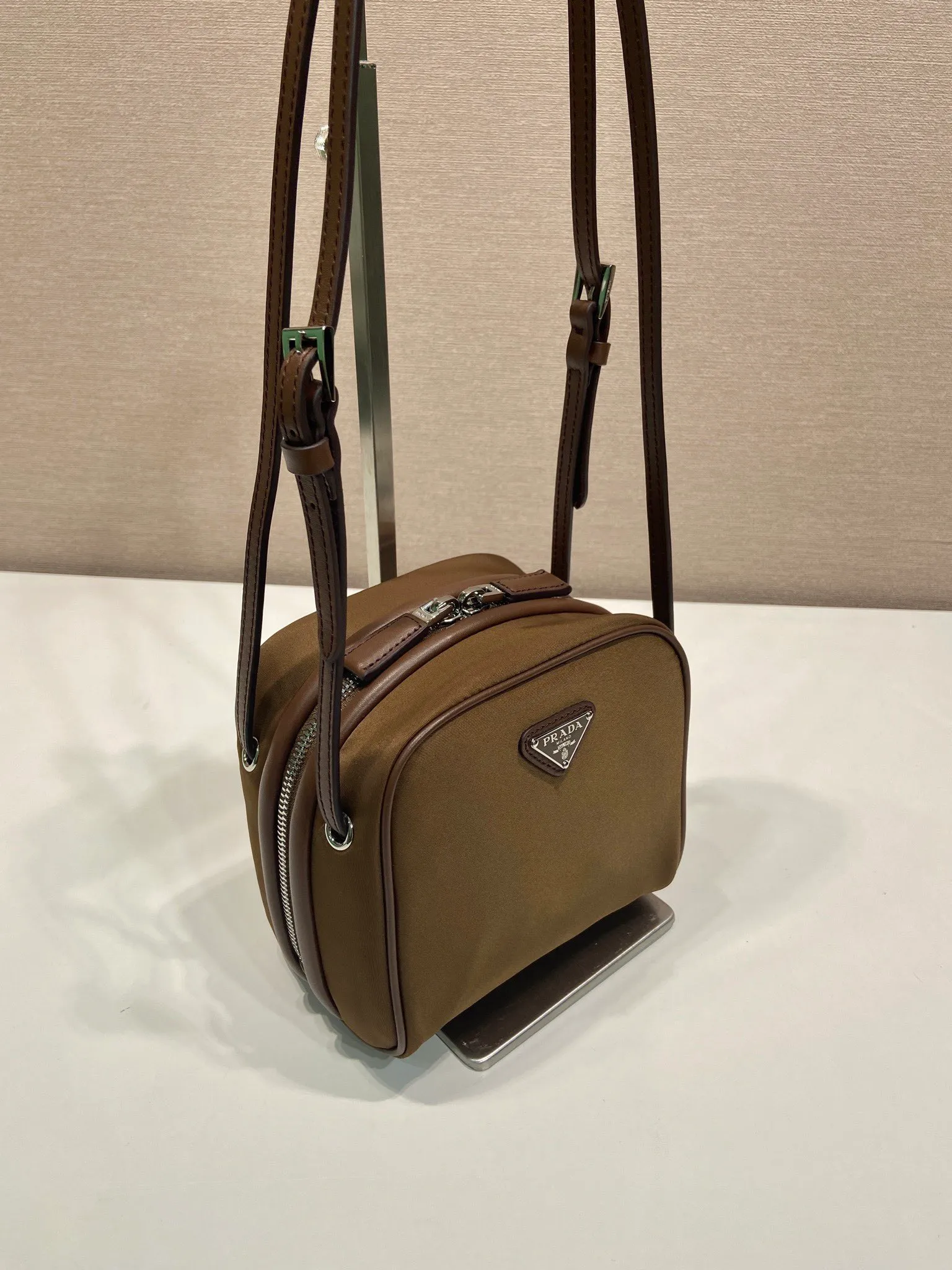 💰1020🎉New catwalk style🎉1BC248🎉🎉 This catwalk style cleverly combines classic and modern elements. Made of imported nylon fabric and imported calfskin. The bag mouth is designed with calfskin edging, which looks particularly fashionable, the zipper opening and closing design is more practical, and the letter emblem decoration is unique. It has a large capacity and is a popular style that will never go out of style🎉🎉 Length 15cm Height 14cmx Bottom 11cm🎉🎉🎉💰💰💰