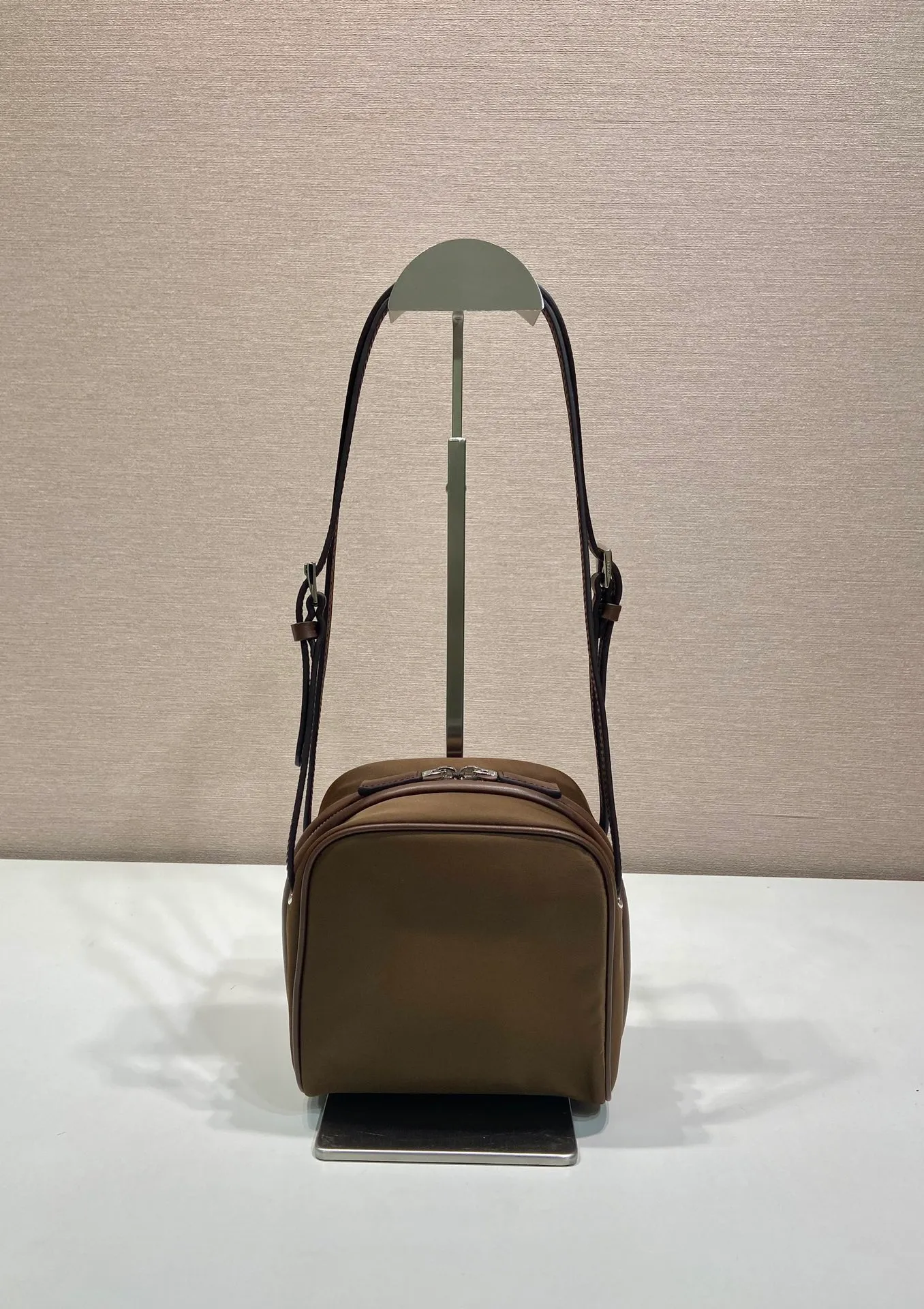 💰1020🎉New catwalk style🎉1BC248🎉🎉 This catwalk style cleverly combines classic and modern elements. Made of imported nylon fabric and imported calfskin. The bag mouth is designed with calfskin edging, which looks particularly fashionable, the zipper opening and closing design is more practical, and the letter emblem decoration is unique. It has a large capacity and is a popular style that will never go out of style🎉🎉 Length 15cm Height 14cmx Bottom 11cm🎉🎉🎉💰💰💰