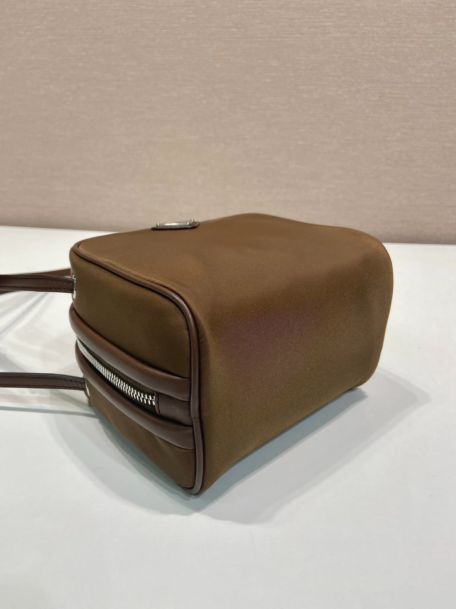 💰1020🎉New catwalk style🎉1BC248🎉🎉 This catwalk style cleverly combines classic and modern elements. Made of imported nylon fabric and imported calfskin. The bag mouth is designed with calfskin edging, which looks particularly fashionable, the zipper opening and closing design is more practical, and the letter emblem decoration is unique. It has a large capacity and is a popular style that will never go out of style🎉🎉 Length 15cm Height 14cmx Bottom 11cm🎉🎉🎉💰💰💰
