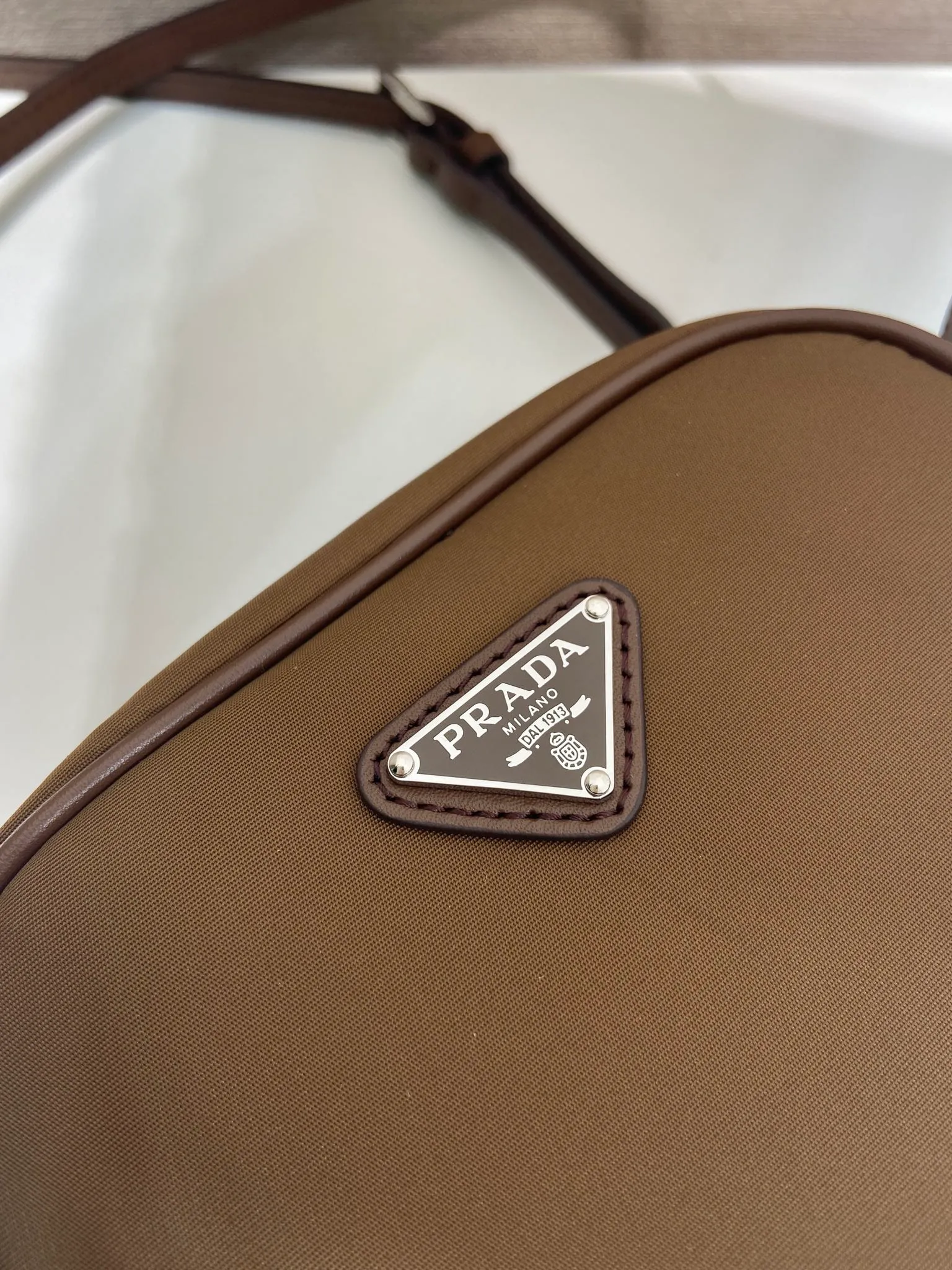 💰1020🎉New catwalk style🎉1BC248🎉🎉 This catwalk style cleverly combines classic and modern elements. Made of imported nylon fabric and imported calfskin. The bag mouth is designed with calfskin edging, which looks particularly fashionable, the zipper opening and closing design is more practical, and the letter emblem decoration is unique. It has a large capacity and is a popular style that will never go out of style🎉🎉 Length 15cm Height 14cmx Bottom 11cm🎉🎉🎉💰💰💰