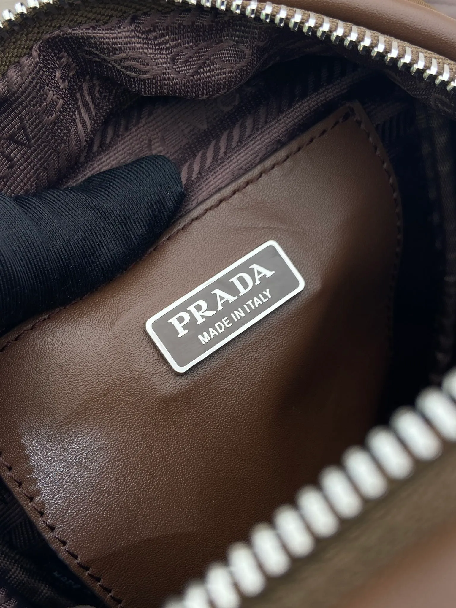 💰1020🎉New catwalk style🎉1BC248🎉🎉 This catwalk style cleverly combines classic and modern elements. Made of imported nylon fabric and imported calfskin. The bag mouth is designed with calfskin edging, which looks particularly fashionable, the zipper opening and closing design is more practical, and the letter emblem decoration is unique. It has a large capacity and is a popular style that will never go out of style🎉🎉 Length 15cm Height 14cmx Bottom 11cm🎉🎉🎉💰💰💰