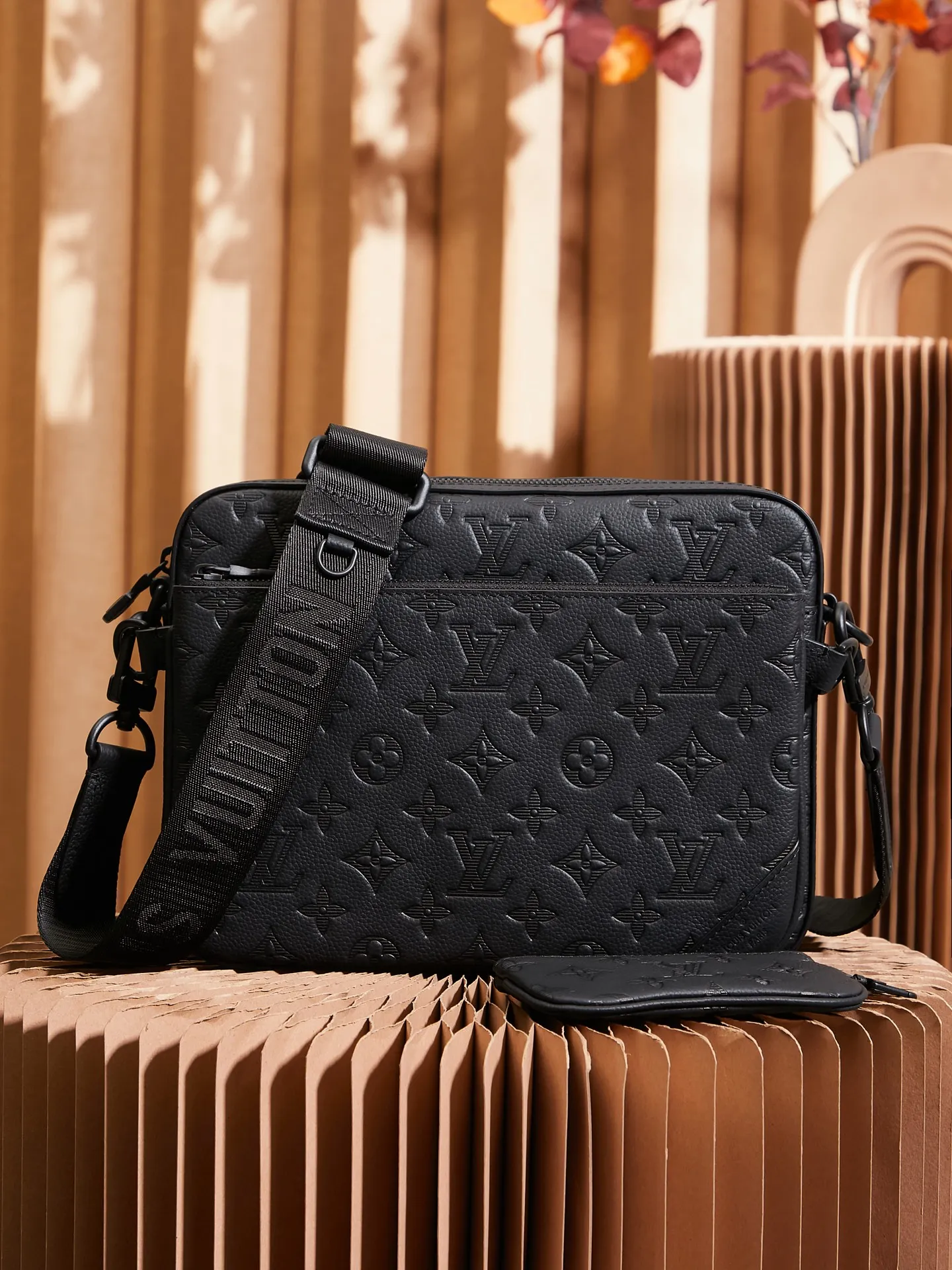 P¥940👉nfc163C01 dynamic chip version👈【Top inspection-free all-steel hardware】This Trio messenger bag is made of Monogram embossed cow leather. The zippered front pocket and the small coin purse on the shoulder strap are both detachable, enriching the functional design with the main compartment. The removable and adjustable jacquard fabric shoulder strap is marked with the brand's logo for comfortable shoulder and cross-body wear. Cow leather - Cow leather trim - Textile lining - Metal hardware - Removable zipped front pocket - Front patch pocket - Internal patch pocket - Shoulder strap with removable small coin purse - Shoulder strap: removable and adjustable! ! Model: M46602; Size: 25x18.5x7CM