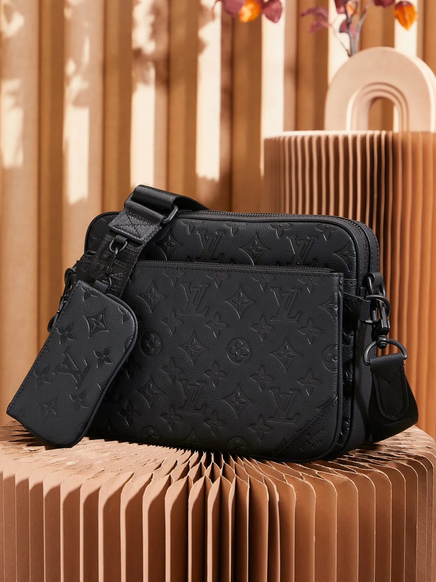 P¥940👉nfc163C01 dynamic chip version👈【Top inspection-free all-steel hardware】This Trio messenger bag is made of Monogram embossed cow leather. The zippered front pocket and the small coin purse on the shoulder strap are both detachable, enriching the functional design with the main compartment. The removable and adjustable jacquard fabric shoulder strap is marked with the brand's logo for comfortable shoulder and cross-body wear. Cow leather - Cow leather trim - Textile lining - Metal hardware - Removable zipped front pocket - Front patch pocket - Internal patch pocket - Shoulder strap with removable small coin purse - Shoulder strap: removable and adjustable! ! Model: M46602; Size: 25x18.5x7CM