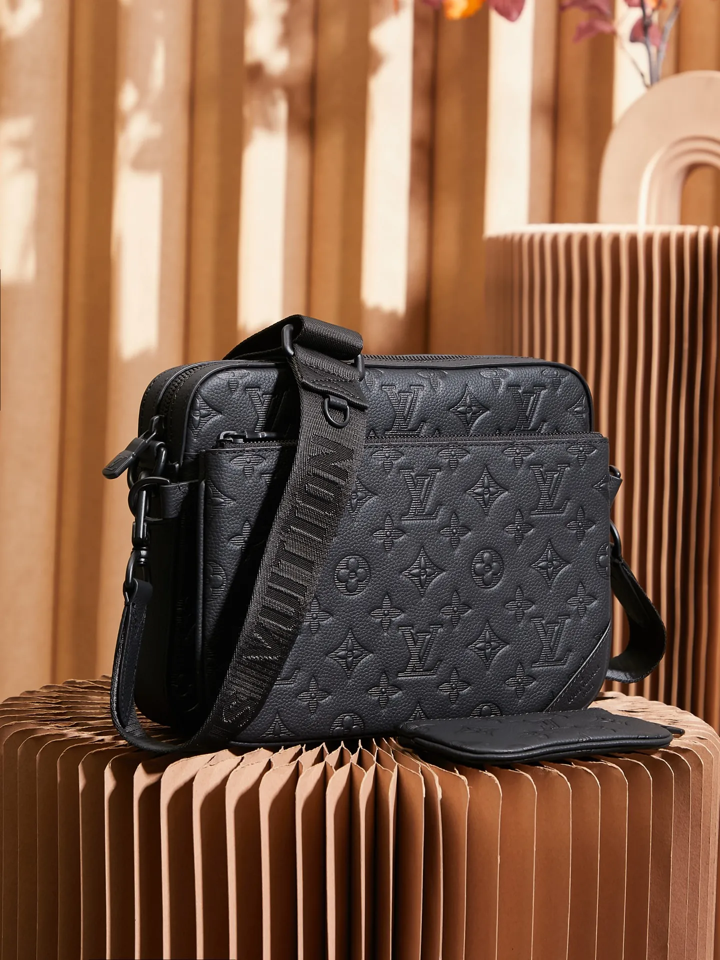 P¥940👉nfc163C01 dynamic chip version👈【Top inspection-free all-steel hardware】This Trio messenger bag is made of Monogram embossed cow leather. The zippered front pocket and the small coin purse on the shoulder strap are both detachable, enriching the functional design with the main compartment. The removable and adjustable jacquard fabric shoulder strap is marked with the brand's logo for comfortable shoulder and cross-body wear. Cow leather - Cow leather trim - Textile lining - Metal hardware - Removable zipped front pocket - Front patch pocket - Internal patch pocket - Shoulder strap with removable small coin purse - Shoulder strap: removable and adjustable! ! Model: M46602; Size: 25x18.5x7CM
