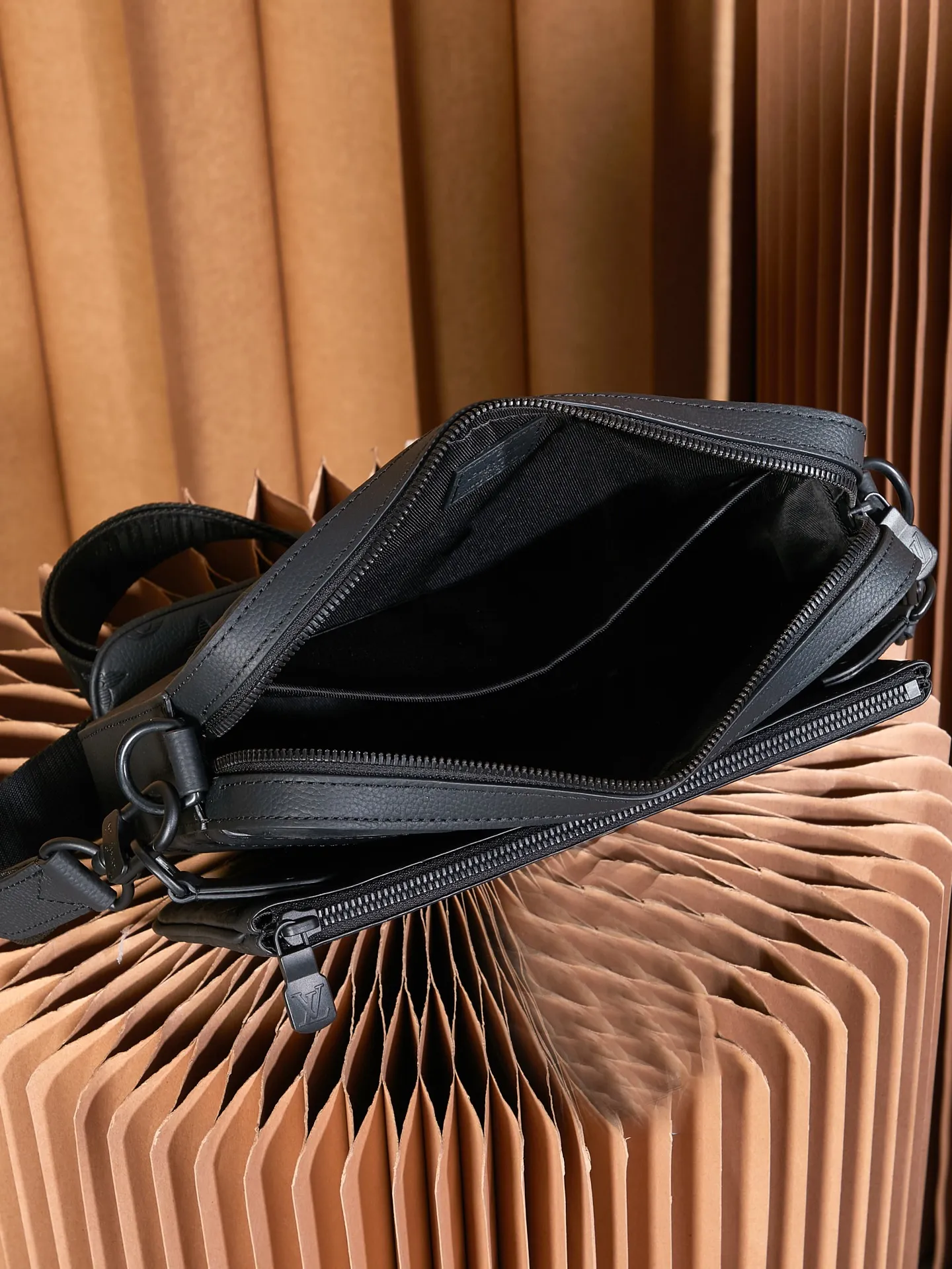 P¥940👉nfc163C01 dynamic chip version👈【Top inspection-free all-steel hardware】This Trio messenger bag is made of Monogram embossed cow leather. The zippered front pocket and the small coin purse on the shoulder strap are both detachable, enriching the functional design with the main compartment. The removable and adjustable jacquard fabric shoulder strap is marked with the brand's logo for comfortable shoulder and cross-body wear. Cow leather - Cow leather trim - Textile lining - Metal hardware - Removable zipped front pocket - Front patch pocket - Internal patch pocket - Shoulder strap with removable small coin purse - Shoulder strap: removable and adjustable! ! Model: M46602; Size: 25x18.5x7CM