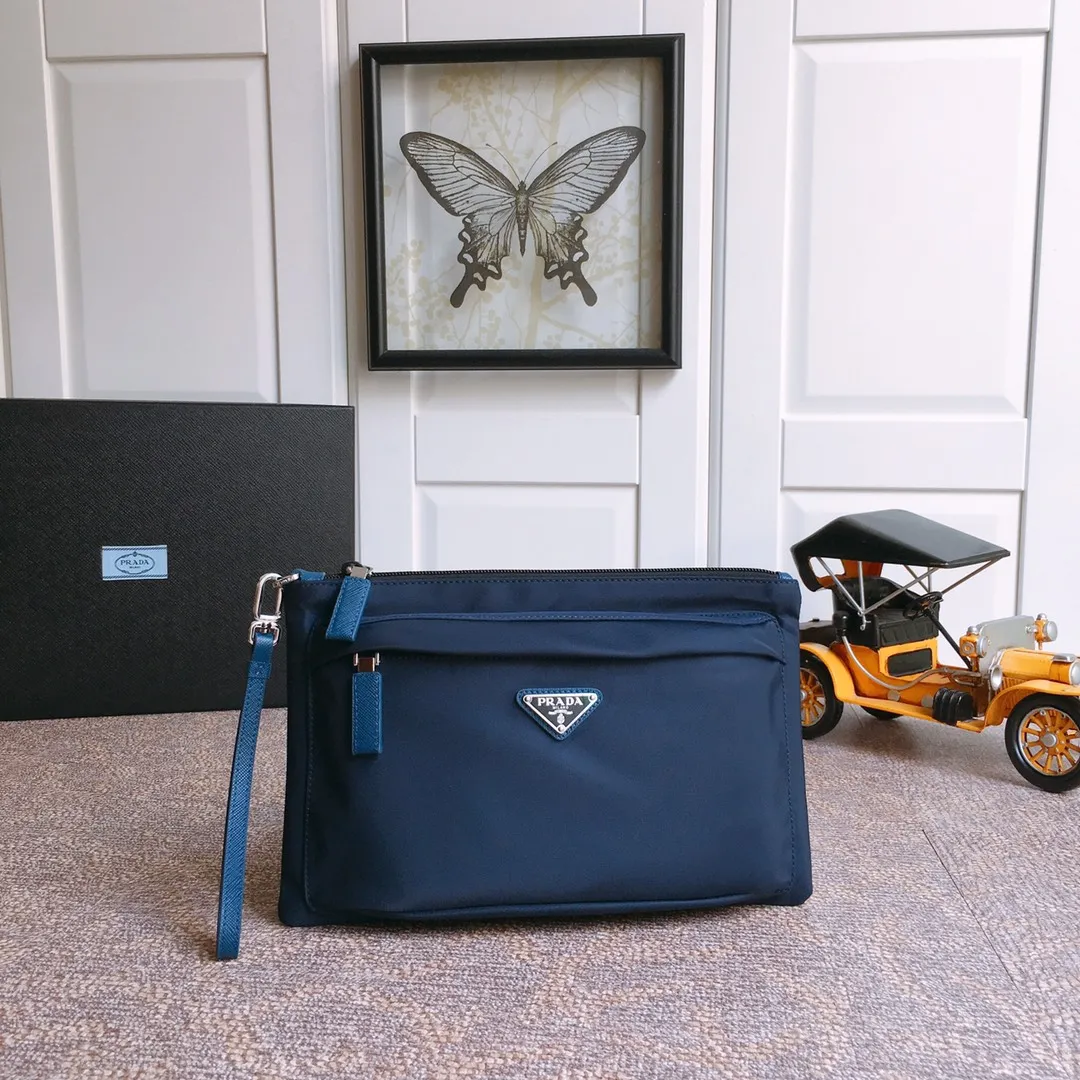 💰660🎉Exclusive debut🎉2NH007 new cloth handbag👏🏻👏🏻Made of imported nylon Saffiano leather material, detachable Saffiano leather wrist strap, zipper outer pocket Triangular enamel logo, top zipper closure, inside logo nameplate, two inner pockets, one of which is zippered, with many compartments, super practical😘😘Men’s favorite, and a popular handbag that will never go out of style🙊🙊Length 28xH 18cm👏🏻👏🏻👏🏻💰💰💰