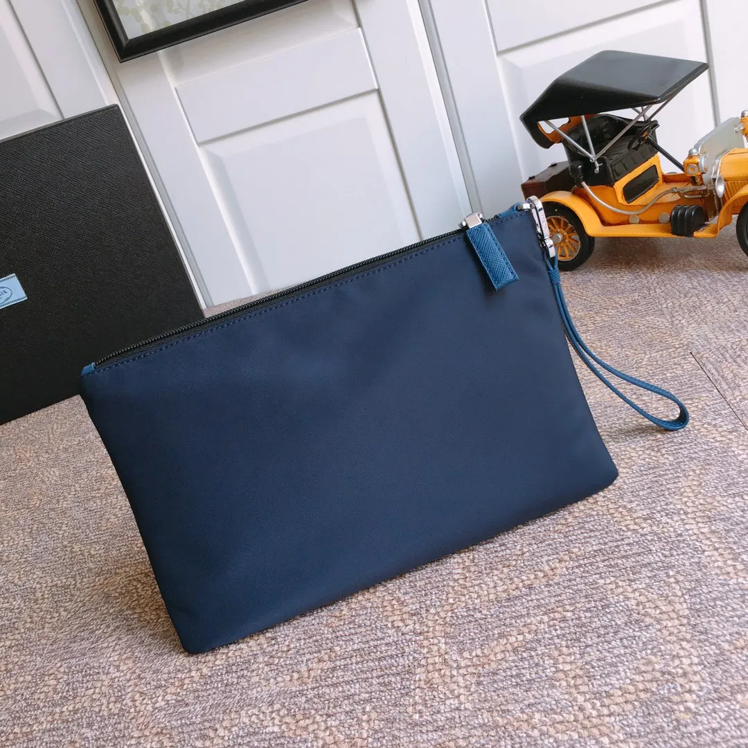 💰660🎉Exclusive debut🎉2NH007 new cloth handbag👏🏻👏🏻Made of imported nylon Saffiano leather material, detachable Saffiano leather wrist strap, zipper outer pocket Triangular enamel logo, top zipper closure, inside logo nameplate, two inner pockets, one of which is zippered, with many compartments, super practical😘😘Men’s favorite, and a popular handbag that will never go out of style🙊🙊Length 28xH 18cm👏🏻👏🏻👏🏻💰💰💰