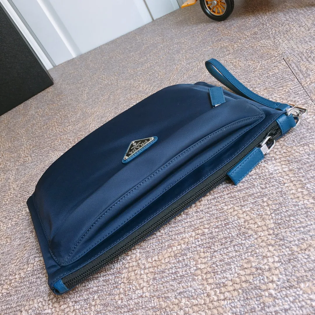 💰660🎉Exclusive debut🎉2NH007 new cloth handbag👏🏻👏🏻Made of imported nylon Saffiano leather material, detachable Saffiano leather wrist strap, zipper outer pocket Triangular enamel logo, top zipper closure, inside logo nameplate, two inner pockets, one of which is zippered, with many compartments, super practical😘😘Men’s favorite, and a popular handbag that will never go out of style🙊🙊Length 28xH 18cm👏🏻👏🏻👏🏻💰💰💰