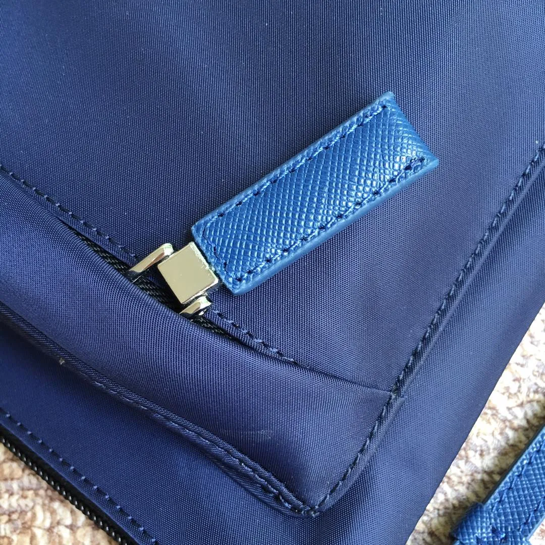 💰660🎉Exclusive debut🎉2NH007 new cloth handbag👏🏻👏🏻Made of imported nylon Saffiano leather material, detachable Saffiano leather wrist strap, zipper outer pocket Triangular enamel logo, top zipper closure, inside logo nameplate, two inner pockets, one of which is zippered, with many compartments, super practical😘😘Men’s favorite, and a popular handbag that will never go out of style🙊🙊Length 28xH 18cm👏🏻👏🏻👏🏻💰💰💰
