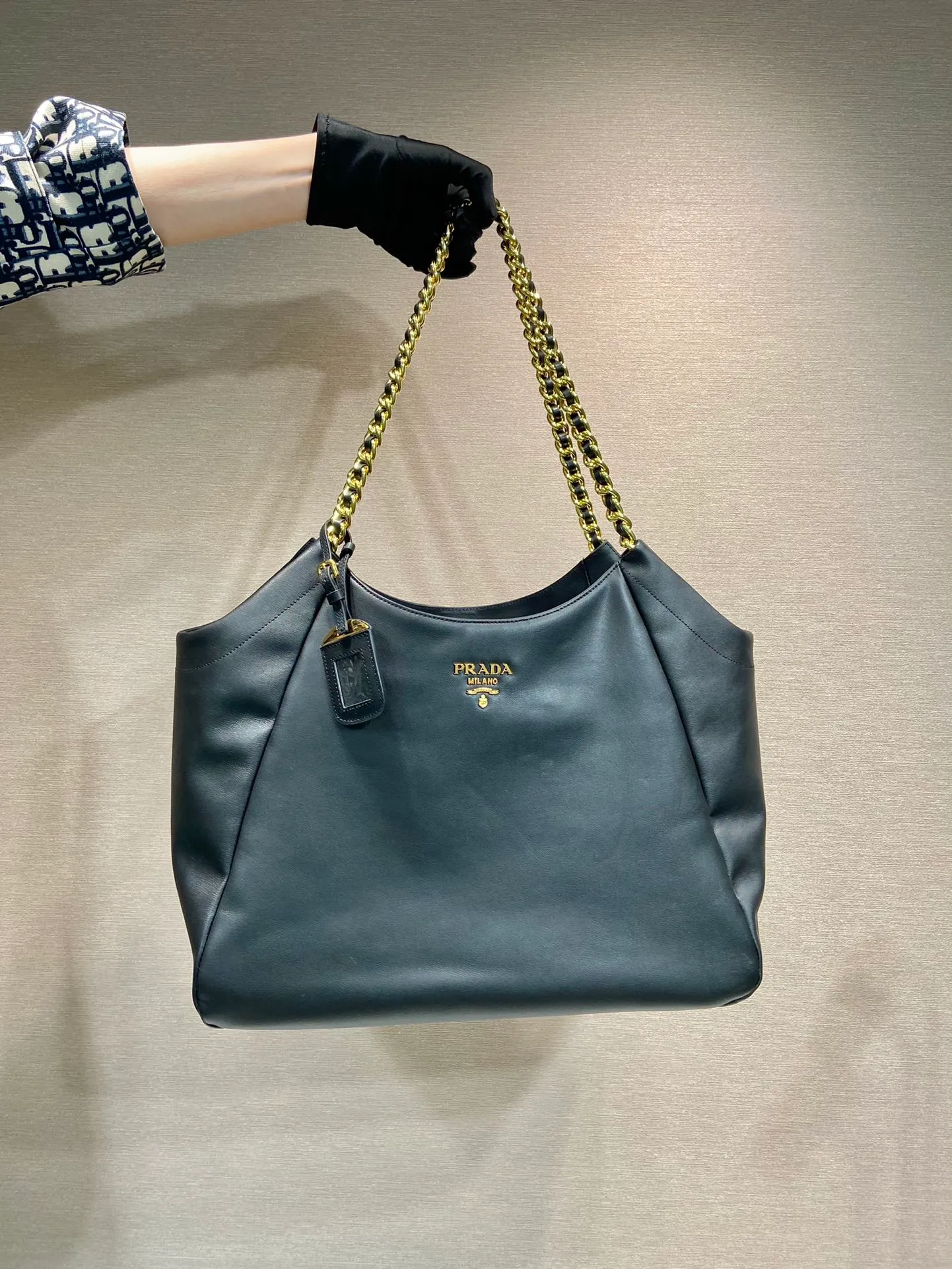 💰1900🎉Tote bag🎉1BA639 classic style🎉🎉 This one is made of imported calfskin, a super classic internet celebrity style with one shoulder, and the black and silver combination shows nobility and temperament. The leather is wear-resistant and easy to take care of, the style is simple and elegant, it is lightweight and can be packed in. A tote bag that will turn heads quickly🎉🎉Hurry up and get it🎉🎉 Length 39x Height 29x Bottom 19cm🎉🎉🎉👏👏👏