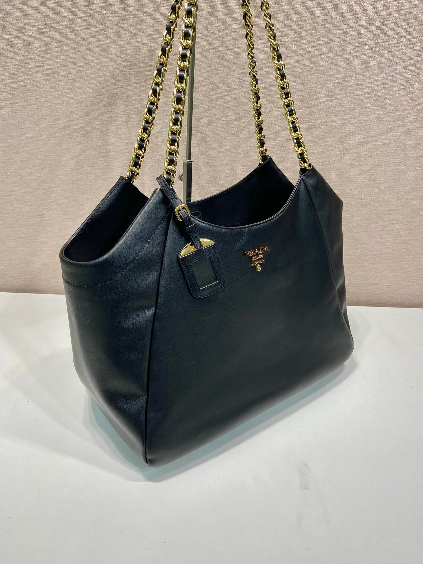 💰1900🎉Tote bag🎉1BA639 classic style🎉🎉 This one is made of imported calfskin, a super classic internet celebrity style with one shoulder, and the black and silver combination shows nobility and temperament. The leather is wear-resistant and easy to take care of, the style is simple and elegant, it is lightweight and can be packed in. A tote bag that will turn heads quickly🎉🎉Hurry up and get it🎉🎉 Length 39x Height 29x Bottom 19cm🎉🎉🎉👏👏👏