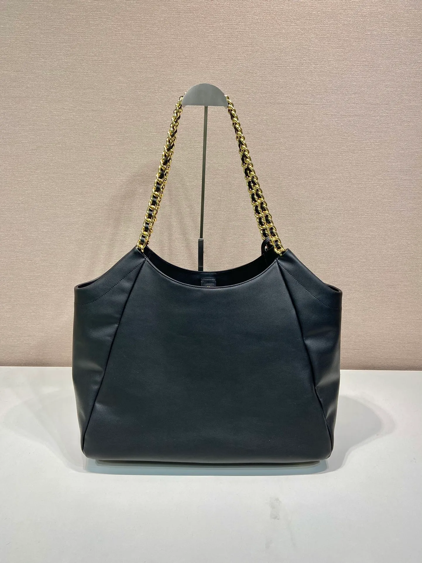 💰1900🎉Tote bag🎉1BA639 classic style🎉🎉 This one is made of imported calfskin, a super classic internet celebrity style with one shoulder, and the black and silver combination shows nobility and temperament. The leather is wear-resistant and easy to take care of, the style is simple and elegant, it is lightweight and can be packed in. A tote bag that will turn heads quickly🎉🎉Hurry up and get it🎉🎉 Length 39x Height 29x Bottom 19cm🎉🎉🎉👏👏👏