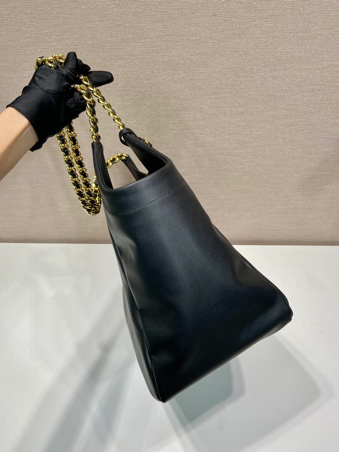 💰1900🎉Tote bag🎉1BA639 classic style🎉🎉 This one is made of imported calfskin, a super classic internet celebrity style with one shoulder, and the black and silver combination shows nobility and temperament. The leather is wear-resistant and easy to take care of, the style is simple and elegant, it is lightweight and can be packed in. A tote bag that will turn heads quickly🎉🎉Hurry up and get it🎉🎉 Length 39x Height 29x Bottom 19cm🎉🎉🎉👏👏👏