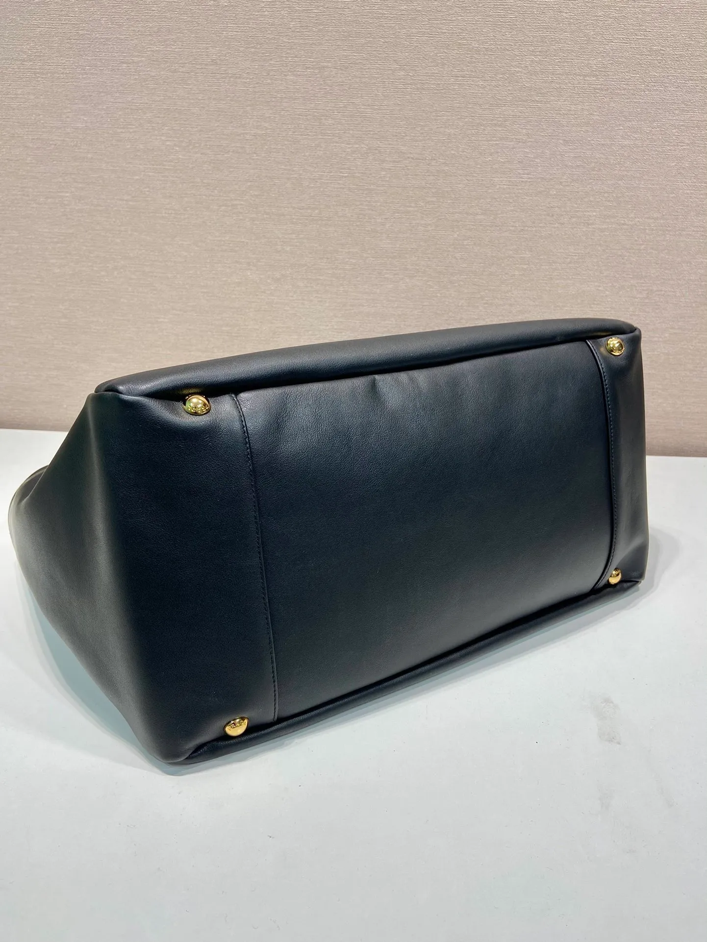 💰1900🎉Tote bag🎉1BA639 classic style🎉🎉 This one is made of imported calfskin, a super classic internet celebrity style with one shoulder, and the black and silver combination shows nobility and temperament. The leather is wear-resistant and easy to take care of, the style is simple and elegant, it is lightweight and can be packed in. A tote bag that will turn heads quickly🎉🎉Hurry up and get it🎉🎉 Length 39x Height 29x Bottom 19cm🎉🎉🎉👏👏👏