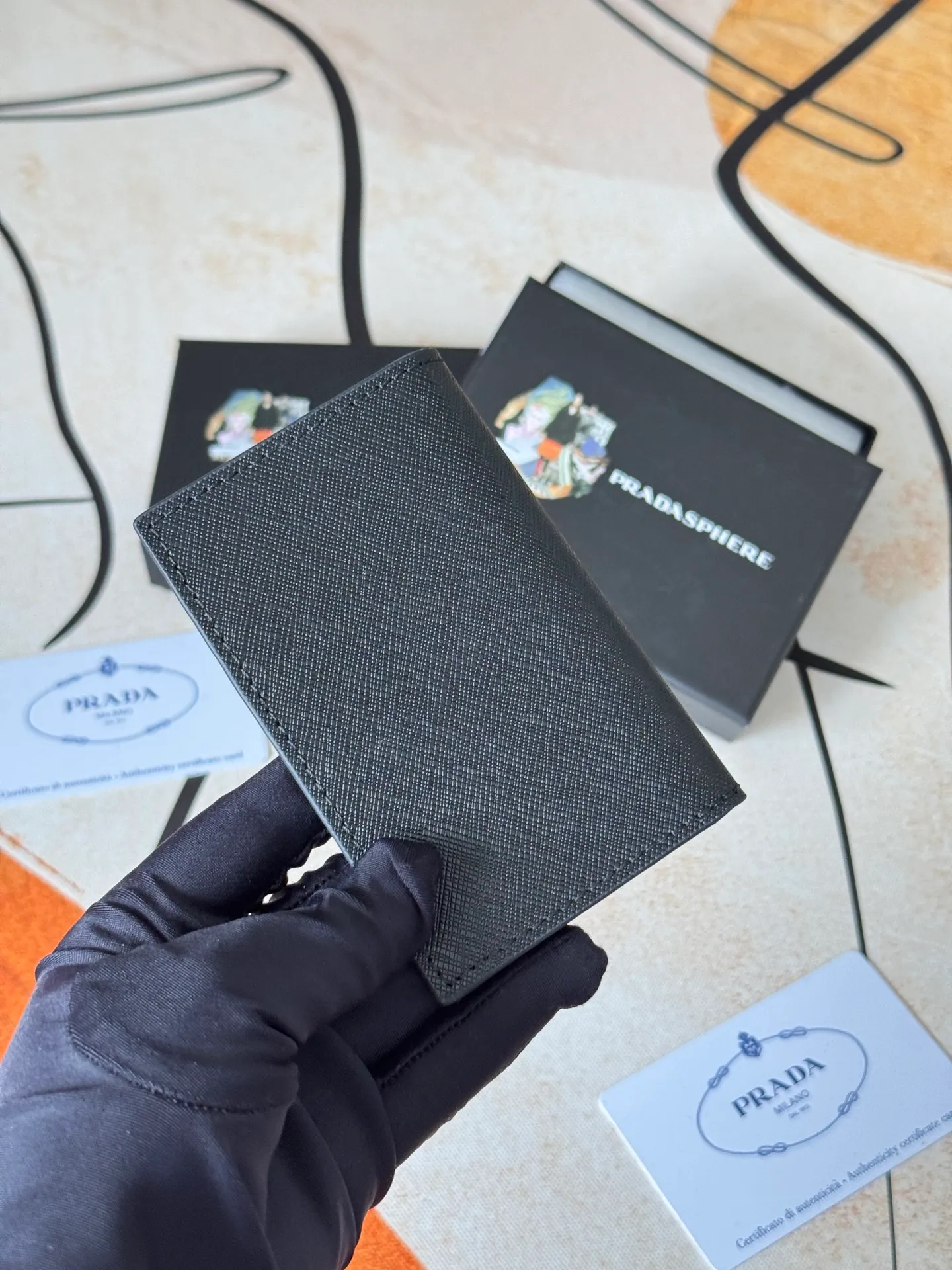 💰120💰prada cross pattern unisex card holder, can be placed in pockets, bags, and can be held in hand, made of cross pattern imported calfskin, pocket card holder, can hold change, 6 card slots, simple and elegant fashion trend. Model 2MC101, color as shown in the picture, size 11×7cm,