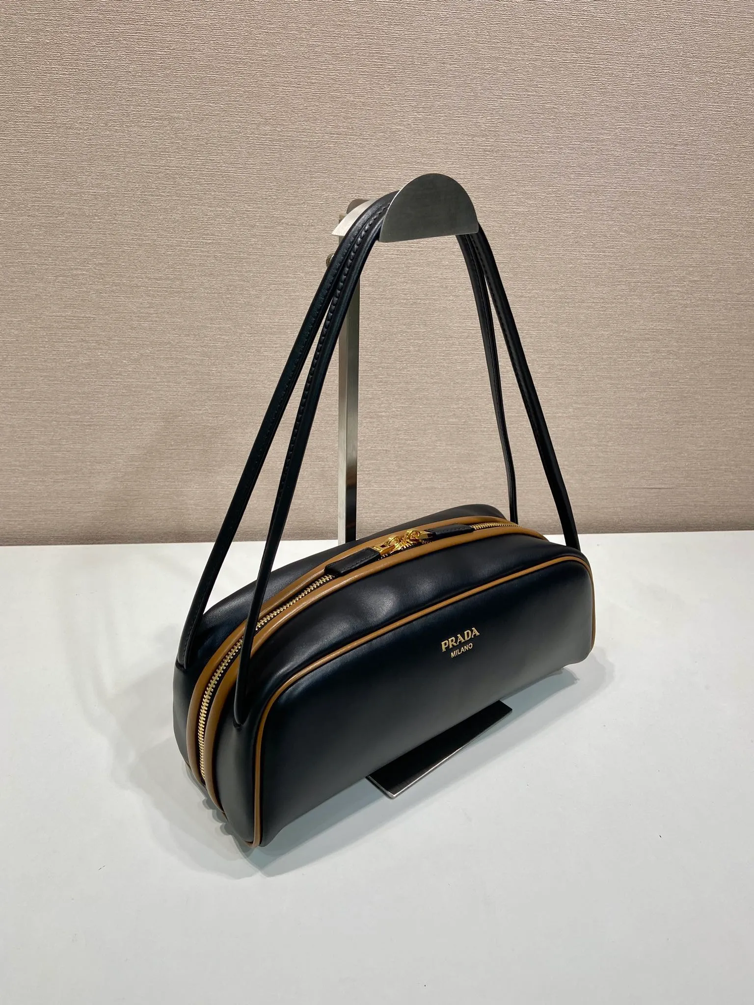 💰1520🎉New bowling ball🎉1BC249🎉🎉 This bowling bag cleverly combines classic and modern elements. Made of imported cowhide and imported sheepskin inside, the bag has a contrasting color edging design, which makes it look particularly fashionable. The zipper opening and closing design is more practical, and the letter emblem decoration is unique. It has a large capacity and space, and it is a popular style that will never go out of style🎉🎉 Length 28x Height 11.5cmx Bottom 10cm🎉🎉🎉💰💰💰