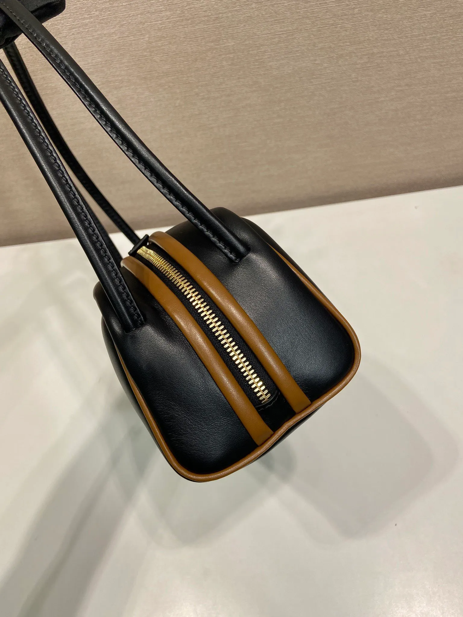 💰1520🎉New bowling ball🎉1BC249🎉🎉 This bowling bag cleverly combines classic and modern elements. Made of imported cowhide and imported sheepskin inside, the bag has a contrasting color edging design, which makes it look particularly fashionable. The zipper opening and closing design is more practical, and the letter emblem decoration is unique. It has a large capacity and space, and it is a popular style that will never go out of style🎉🎉 Length 28x Height 11.5cmx Bottom 10cm🎉🎉🎉💰💰💰