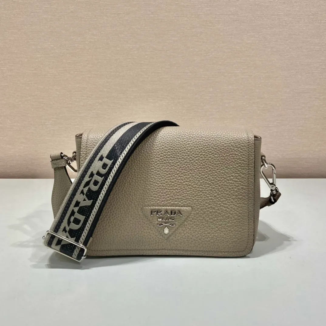 💰1800🎉New double shoulder straps🎉1BD314 double shoulder straps🎉 This double shoulder strap is made of imported deerskin grain cowhide and equipped with two interchangeable and adjustable long shoulder straps. The combination of fabric webbing and cowhide is perfect😘, versatile for mixing and matching different clothes on different occasions😘, large capacity, super soft feel🎉Hurry up and get it🎉 Length 23x Height 18x ​​Bottom 9cm🎉🎉🎉👏👏👏