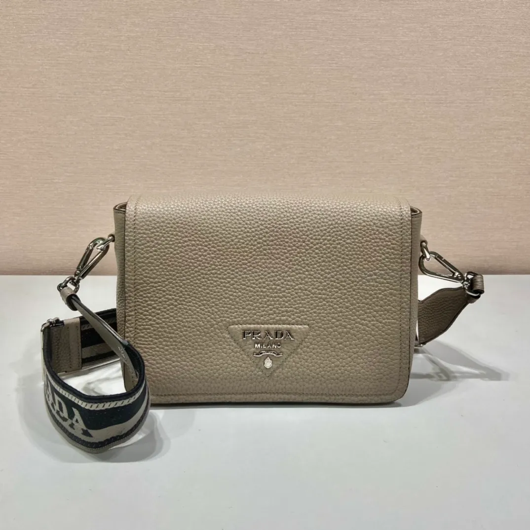 💰1800🎉New double shoulder straps🎉1BD314 double shoulder straps🎉 This double shoulder strap is made of imported deerskin grain cowhide and equipped with two interchangeable and adjustable long shoulder straps. The combination of fabric webbing and cowhide is perfect😘, versatile for mixing and matching different clothes on different occasions😘, large capacity, super soft feel🎉Hurry up and get it🎉 Length 23x Height 18x ​​Bottom 9cm🎉🎉🎉👏👏👏