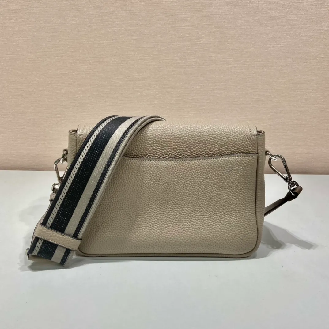💰1800🎉New double shoulder straps🎉1BD314 double shoulder straps🎉 This double shoulder strap is made of imported deerskin grain cowhide and equipped with two interchangeable and adjustable long shoulder straps. The combination of fabric webbing and cowhide is perfect😘, versatile for mixing and matching different clothes on different occasions😘, large capacity, super soft feel🎉Hurry up and get it🎉 Length 23x Height 18x ​​Bottom 9cm🎉🎉🎉👏👏👏