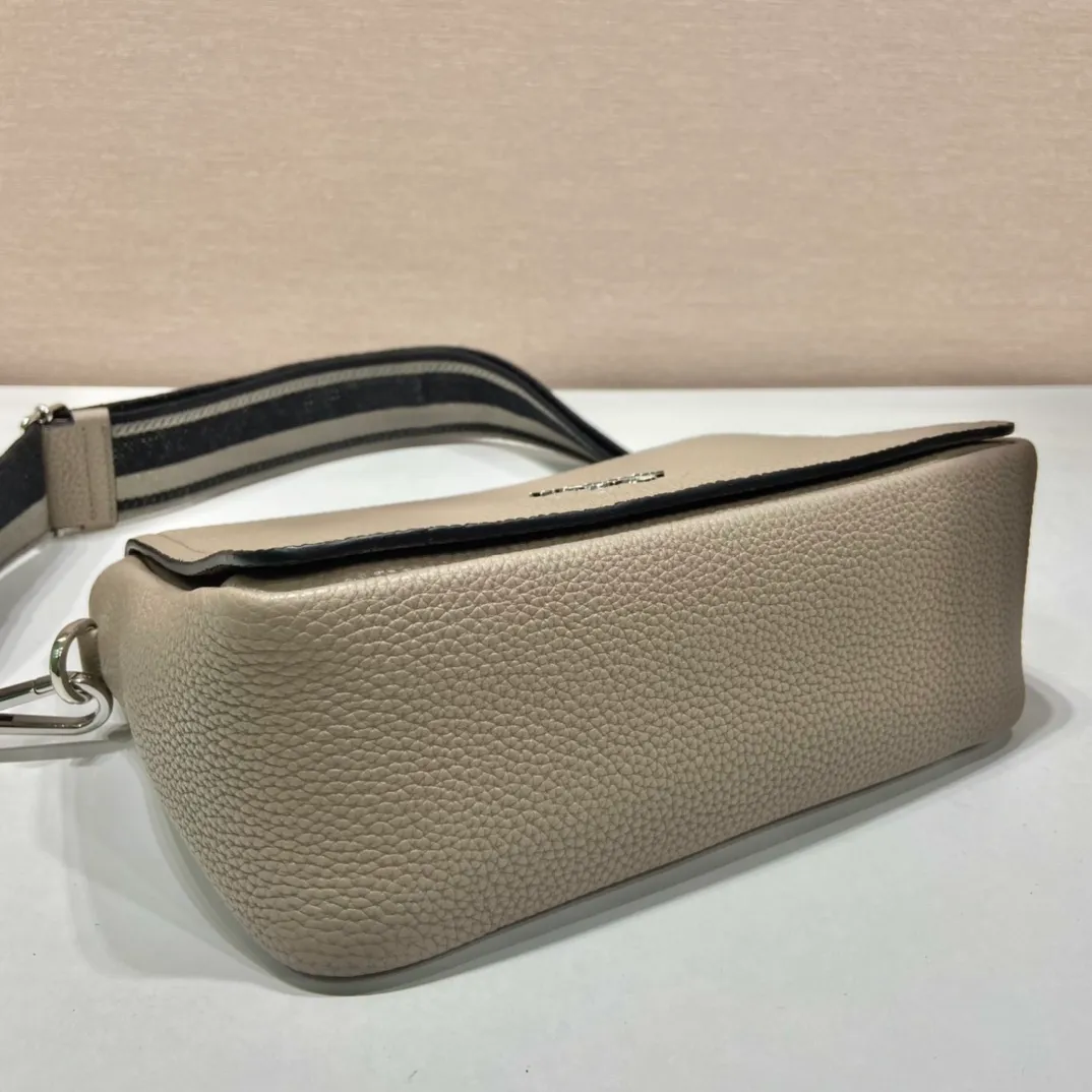 💰1800🎉New double shoulder straps🎉1BD314 double shoulder straps🎉 This double shoulder strap is made of imported deerskin grain cowhide and equipped with two interchangeable and adjustable long shoulder straps. The combination of fabric webbing and cowhide is perfect😘, versatile for mixing and matching different clothes on different occasions😘, large capacity, super soft feel🎉Hurry up and get it🎉 Length 23x Height 18x ​​Bottom 9cm🎉🎉🎉👏👏👏