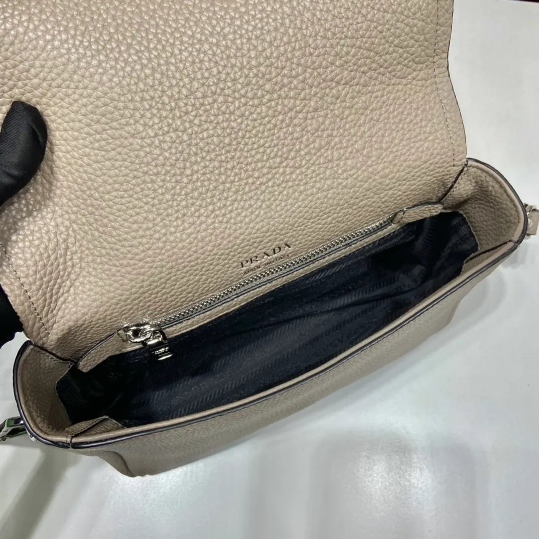 💰1800🎉New double shoulder straps🎉1BD314 double shoulder straps🎉 This double shoulder strap is made of imported deerskin grain cowhide and equipped with two interchangeable and adjustable long shoulder straps. The combination of fabric webbing and cowhide is perfect😘, versatile for mixing and matching different clothes on different occasions😘, large capacity, super soft feel🎉Hurry up and get it🎉 Length 23x Height 18x ​​Bottom 9cm🎉🎉🎉👏👏👏