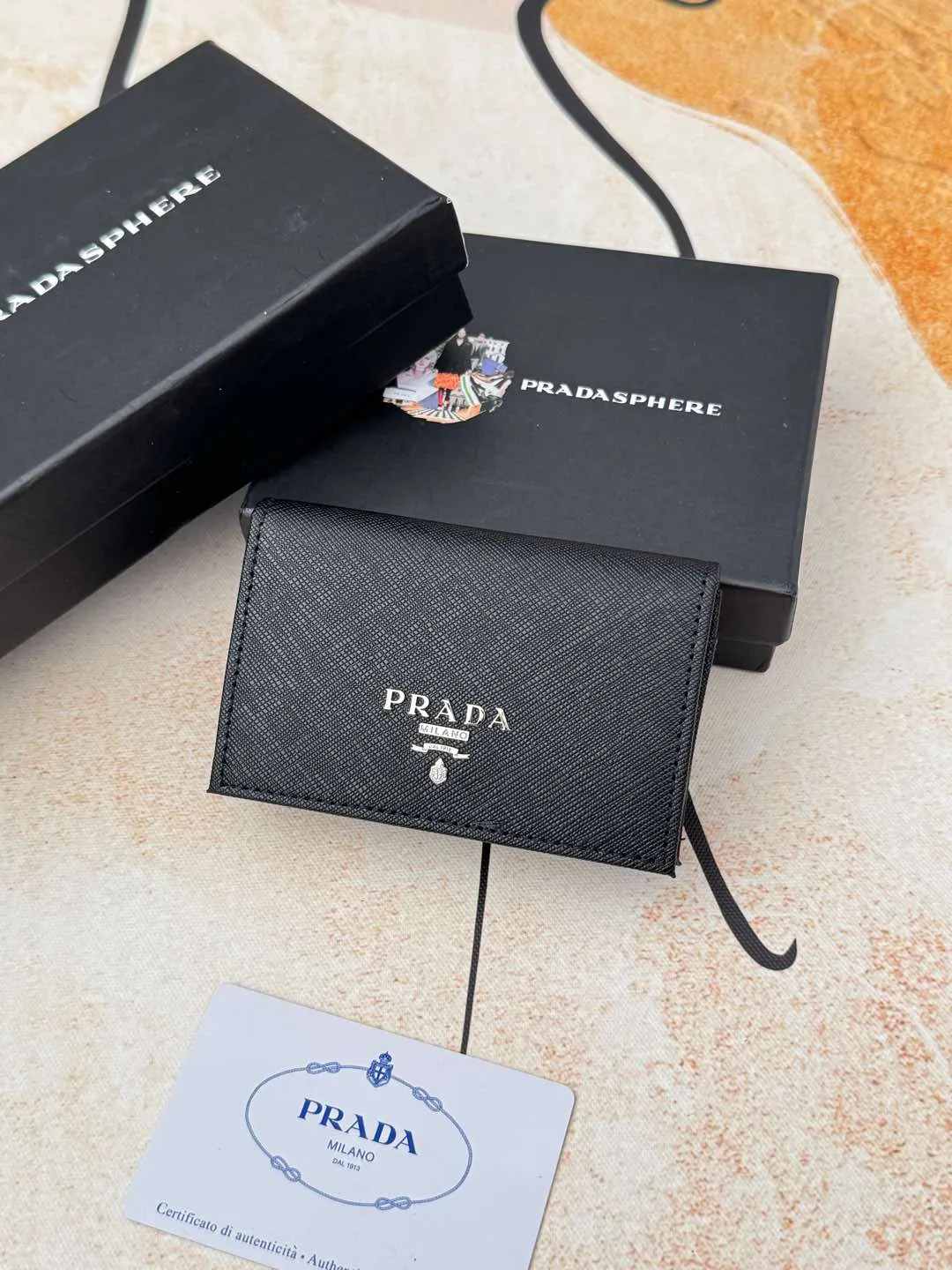 💰120💰PRADA’s popular men’s card holder counter new style, official website synchronization, genuine development, model 2MC122#. Color/picture, real shot 💋Cross-grain cowhide texture is excellent, threaded lining, hardware accessories! Exquisite wiring, even and neat lines, smooth oil edges, size: 11cm long, 6.5cm high