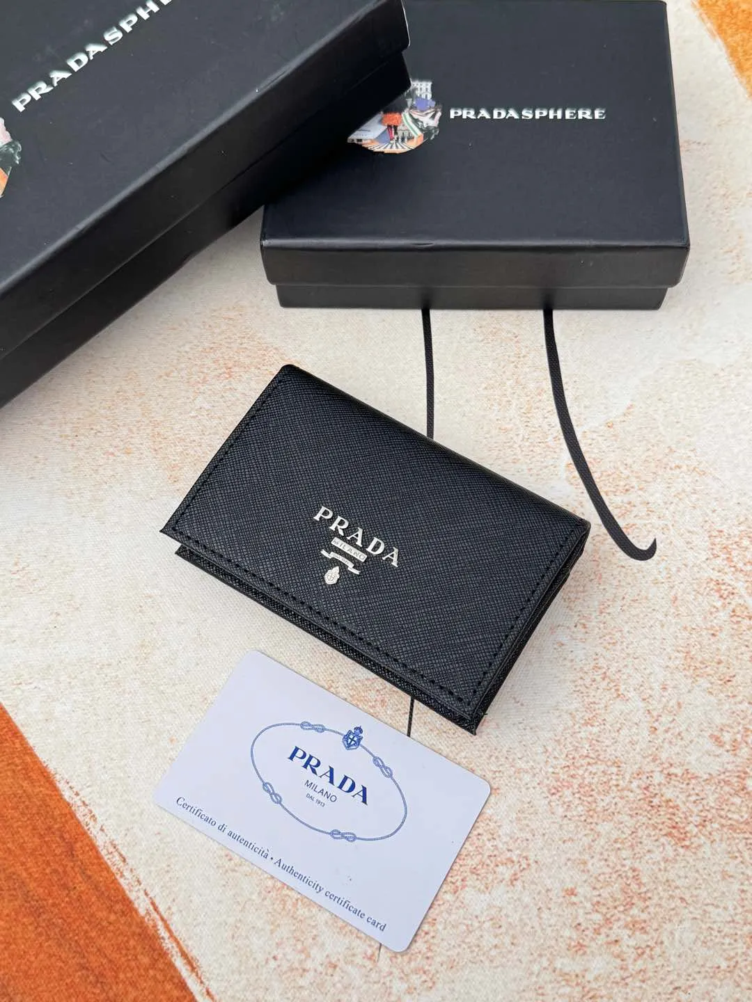 💰120💰PRADA’s popular men’s card holder counter new style, official website synchronization, genuine development, model 2MC122#. Color/picture, real shot 💋Cross-grain cowhide texture is excellent, threaded lining, hardware accessories! Exquisite wiring, even and neat lines, smooth oil edges, size: 11cm long, 6.5cm high