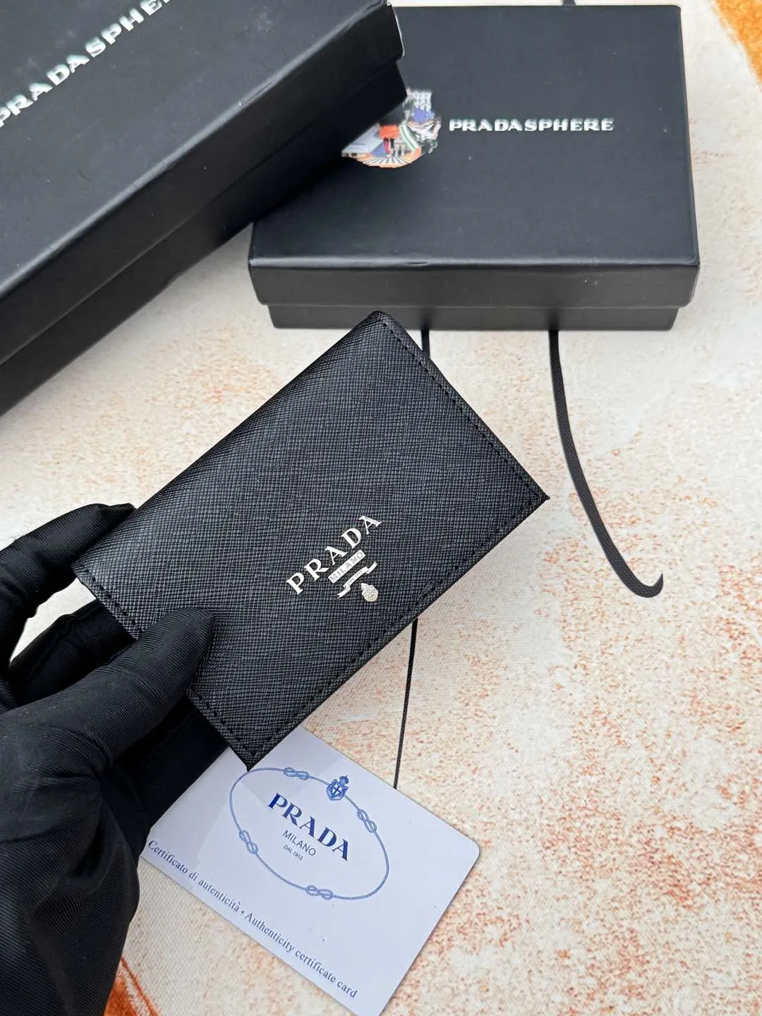 💰120💰PRADA’s popular men’s card holder counter new style, official website synchronization, genuine development, model 2MC122#. Color/picture, real shot 💋Cross-grain cowhide texture is excellent, threaded lining, hardware accessories! Exquisite wiring, even and neat lines, smooth oil edges, size: 11cm long, 6.5cm high
