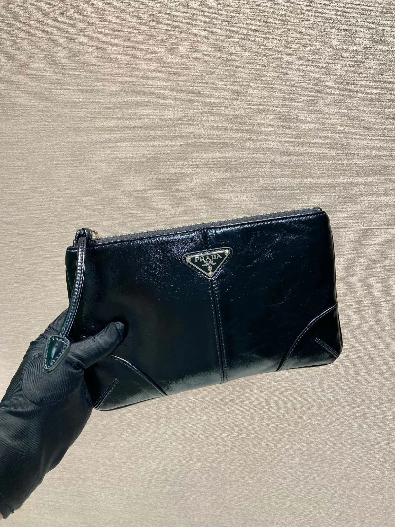 💰700🎉Oil-waxed leather handbag🎉2NH006S small oil-waxed handbag, original item👍👍Made of imported oil-waxed leather material, bag zipper opening and closing, polished stainless steel metal hardware, internal logo, external triangle logo, both practical and chic design style, looking extremely fashionable and grand👏👏 Length 24x Height 14.5cm👏👏👏💰💰💰