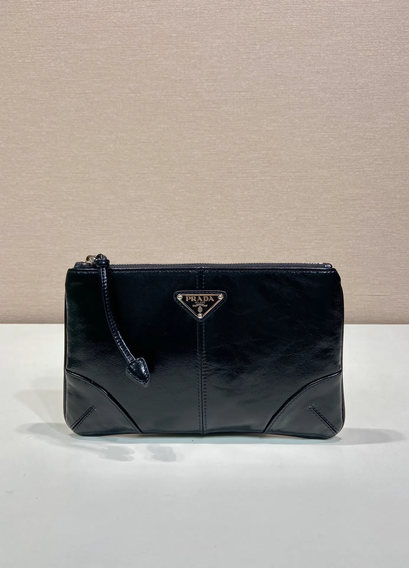💰700🎉Oil-waxed leather handbag🎉2NH006S small oil-waxed handbag, original item👍👍Made of imported oil-waxed leather material, bag zipper opening and closing, polished stainless steel metal hardware, internal logo, external triangle logo, both practical and chic design style, looking extremely fashionable and grand👏👏 Length 24x Height 14.5cm👏👏👏💰💰💰