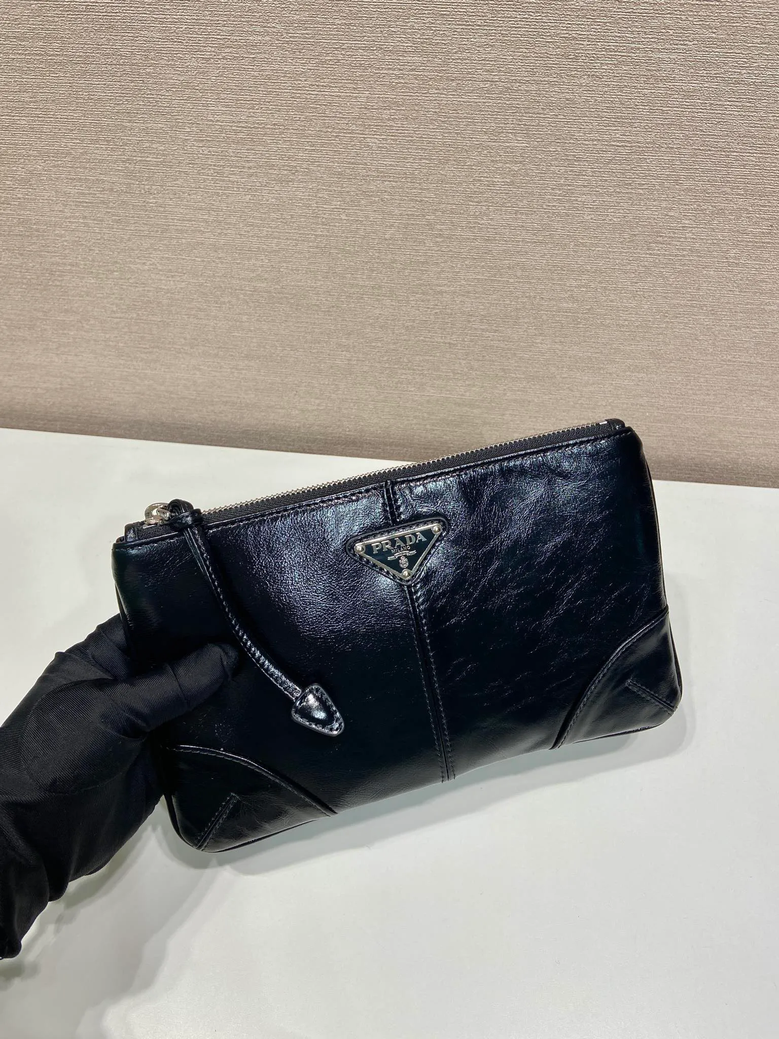 💰700🎉Oil-waxed leather handbag🎉2NH006S small oil-waxed handbag, original item👍👍Made of imported oil-waxed leather material, bag zipper opening and closing, polished stainless steel metal hardware, internal logo, external triangle logo, both practical and chic design style, looking extremely fashionable and grand👏👏 Length 24x Height 14.5cm👏👏👏💰💰💰