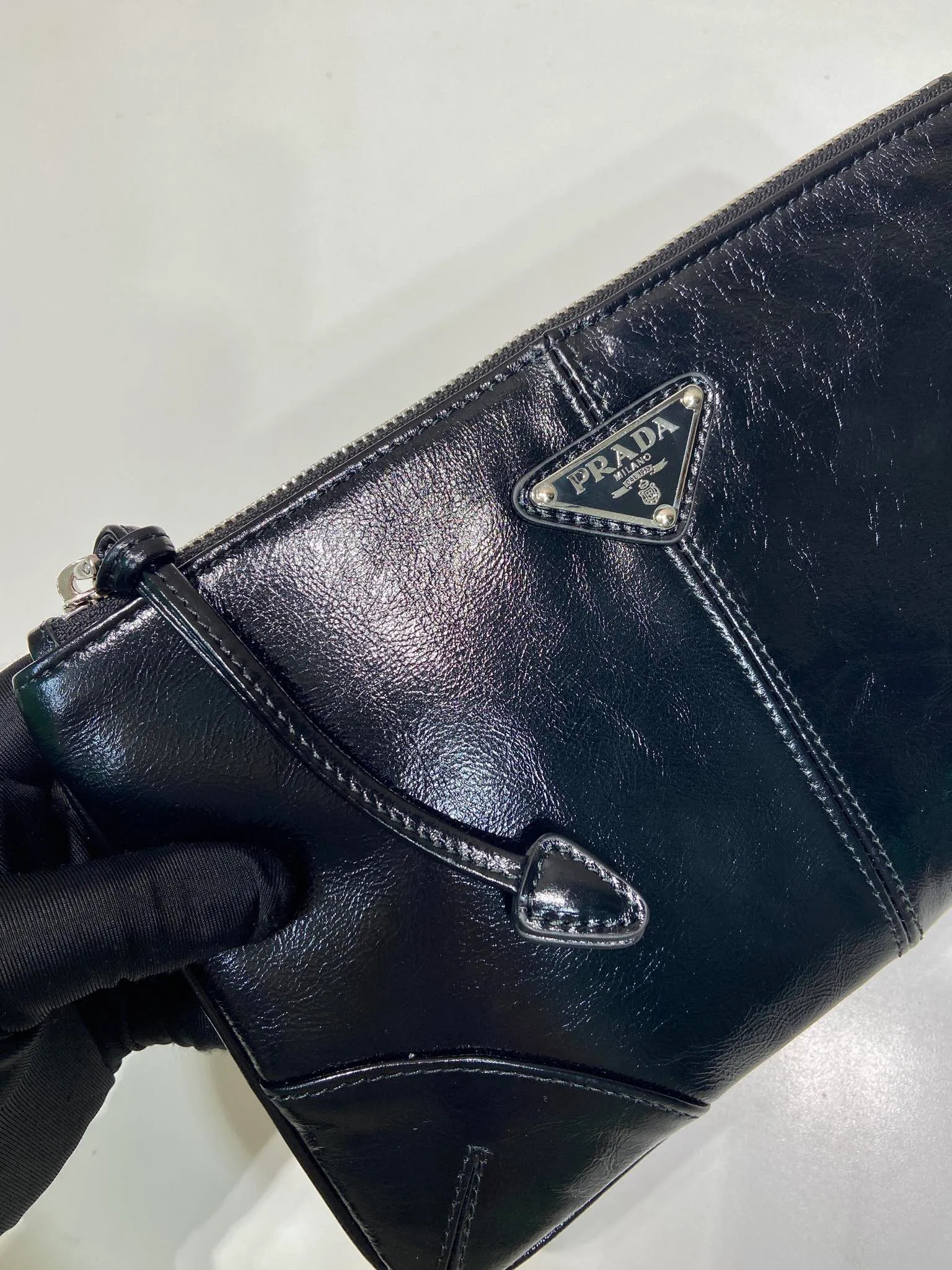 💰700🎉Oil-waxed leather handbag🎉2NH006S small oil-waxed handbag, original item👍👍Made of imported oil-waxed leather material, bag zipper opening and closing, polished stainless steel metal hardware, internal logo, external triangle logo, both practical and chic design style, looking extremely fashionable and grand👏👏 Length 24x Height 14.5cm👏👏👏💰💰💰