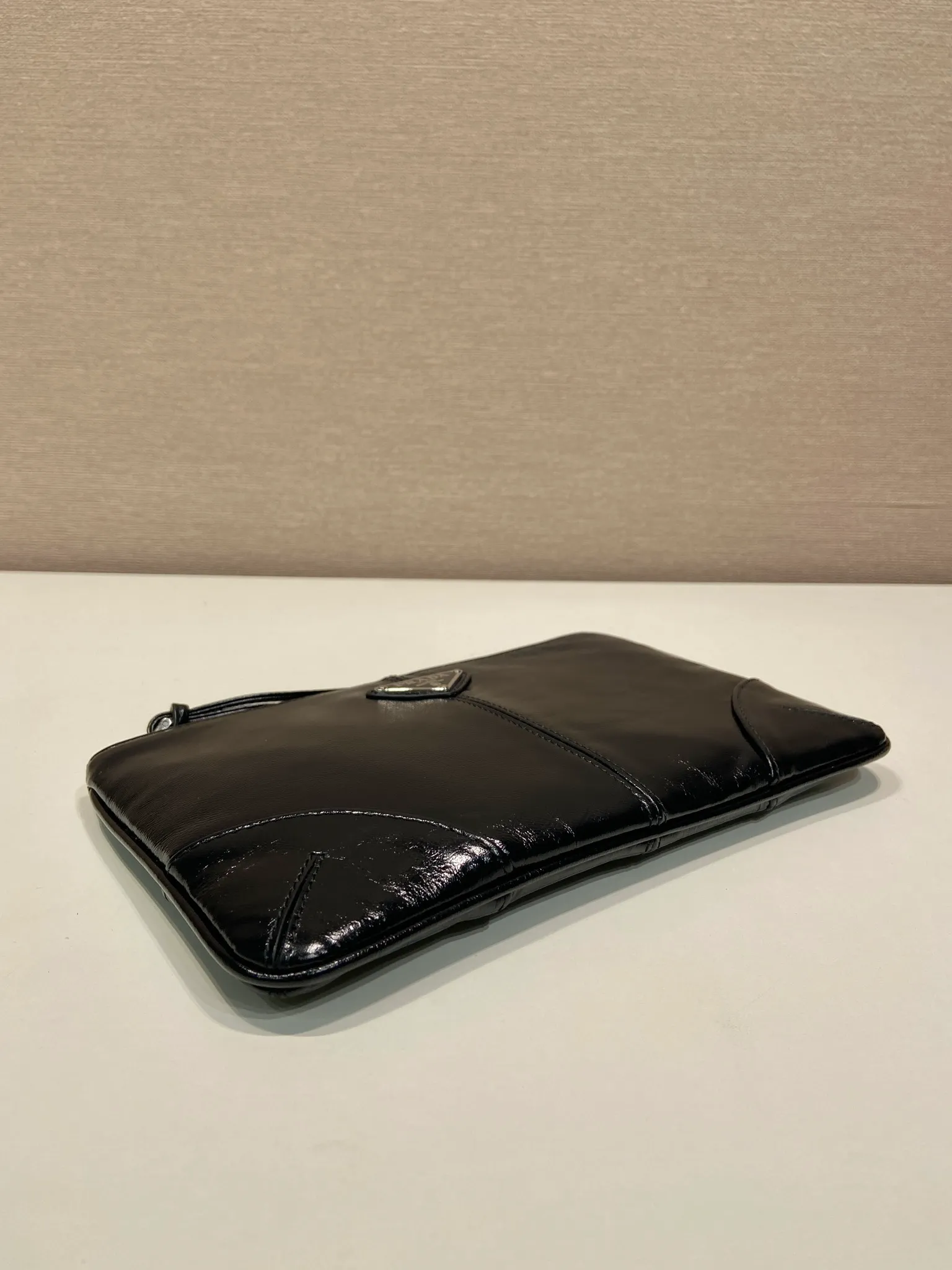 💰700🎉Oil-waxed leather handbag🎉2NH006S small oil-waxed handbag, original item👍👍Made of imported oil-waxed leather material, bag zipper opening and closing, polished stainless steel metal hardware, internal logo, external triangle logo, both practical and chic design style, looking extremely fashionable and grand👏👏 Length 24x Height 14.5cm👏👏👏💰💰💰