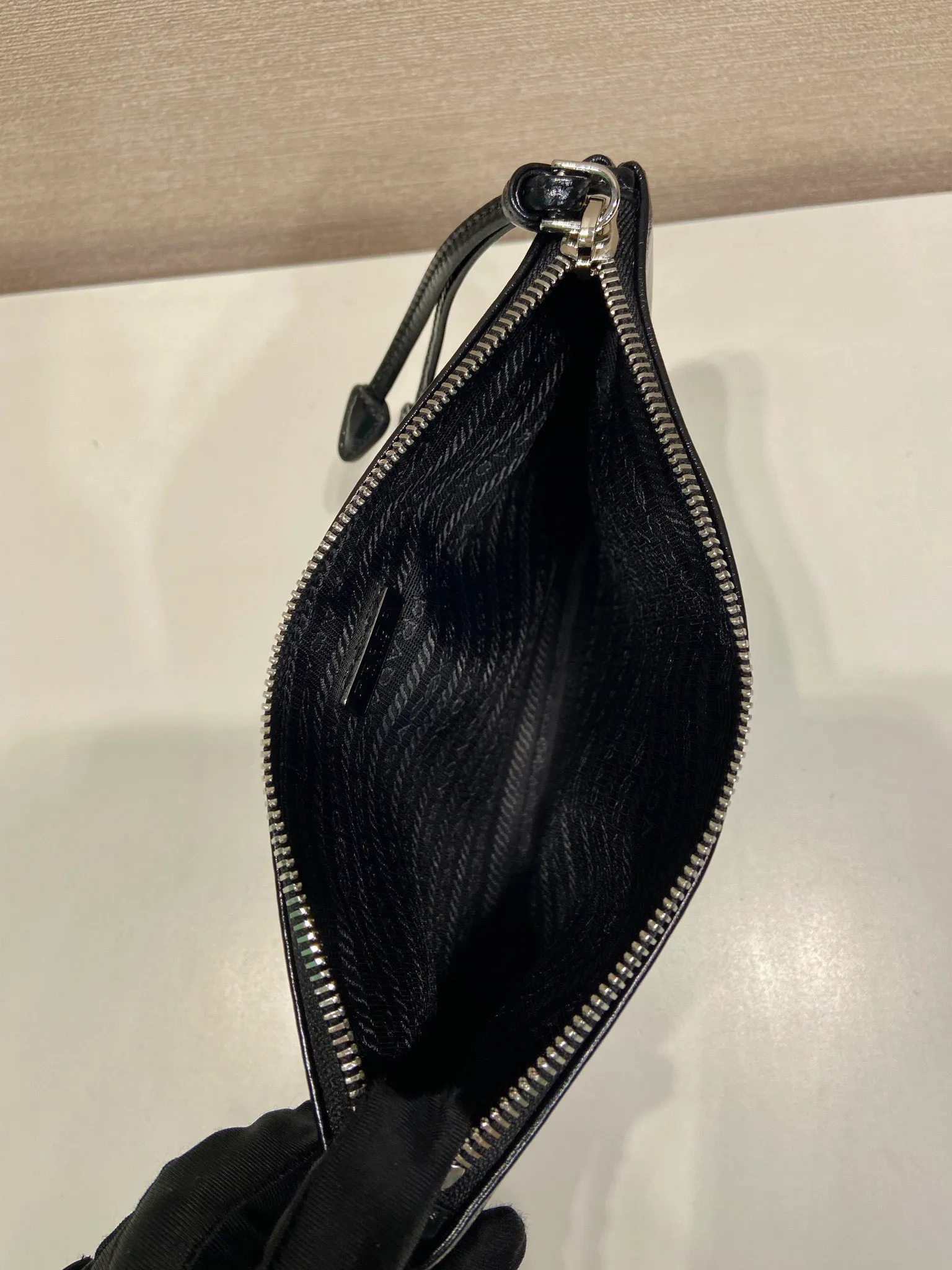 💰700🎉Oil-waxed leather handbag🎉2NH006S small oil-waxed handbag, original item👍👍Made of imported oil-waxed leather material, bag zipper opening and closing, polished stainless steel metal hardware, internal logo, external triangle logo, both practical and chic design style, looking extremely fashionable and grand👏👏 Length 24x Height 14.5cm👏👏👏💰💰💰