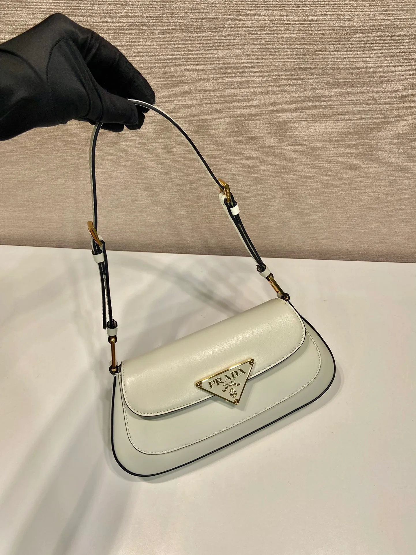💰1500🎉Plain armpit bag🎉1BD345 plain🎉🎉 The smooth arc design gives this shoulder bag a sophisticated and modern charm. Versatile style, equipped with 2 long and short shoulder straps/adjustable, suitable for use as a handbag or shoulder bag/crossbody. Modern plain calfskin leather is the icing on the cake. Presented in a clamshell silhouette, it combines sophistication with functionality. Another hit that will never go out of style, babies. Hurry up and get it🎉🎉 Length 24x height 11x bottom 4cm🎉🎉🎉👏👏👏