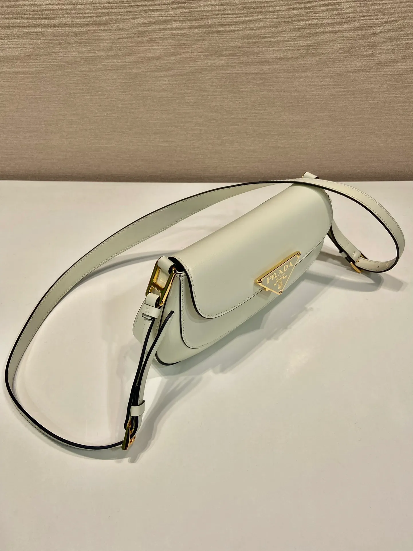 💰1500🎉Plain armpit bag🎉1BD345 plain🎉🎉 The smooth arc design gives this shoulder bag a sophisticated and modern charm. Versatile style, equipped with 2 long and short shoulder straps/adjustable, suitable for use as a handbag or shoulder bag/crossbody. Modern plain calfskin leather is the icing on the cake. Presented in a clamshell silhouette, it combines sophistication with functionality. Another hit that will never go out of style, babies. Hurry up and get it🎉🎉 Length 24x height 11x bottom 4cm🎉🎉🎉👏👏👏