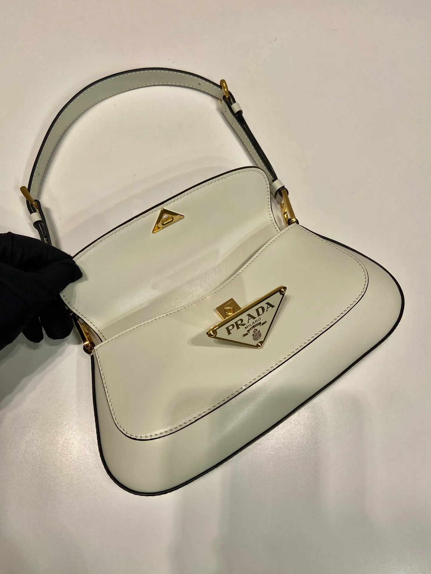 💰1500🎉Plain armpit bag🎉1BD345 plain🎉🎉 The smooth arc design gives this shoulder bag a sophisticated and modern charm. Versatile style, equipped with 2 long and short shoulder straps/adjustable, suitable for use as a handbag or shoulder bag/crossbody. Modern plain calfskin leather is the icing on the cake. Presented in a clamshell silhouette, it combines sophistication with functionality. Another hit that will never go out of style, babies. Hurry up and get it🎉🎉 Length 24x height 11x bottom 4cm🎉🎉🎉👏👏👏