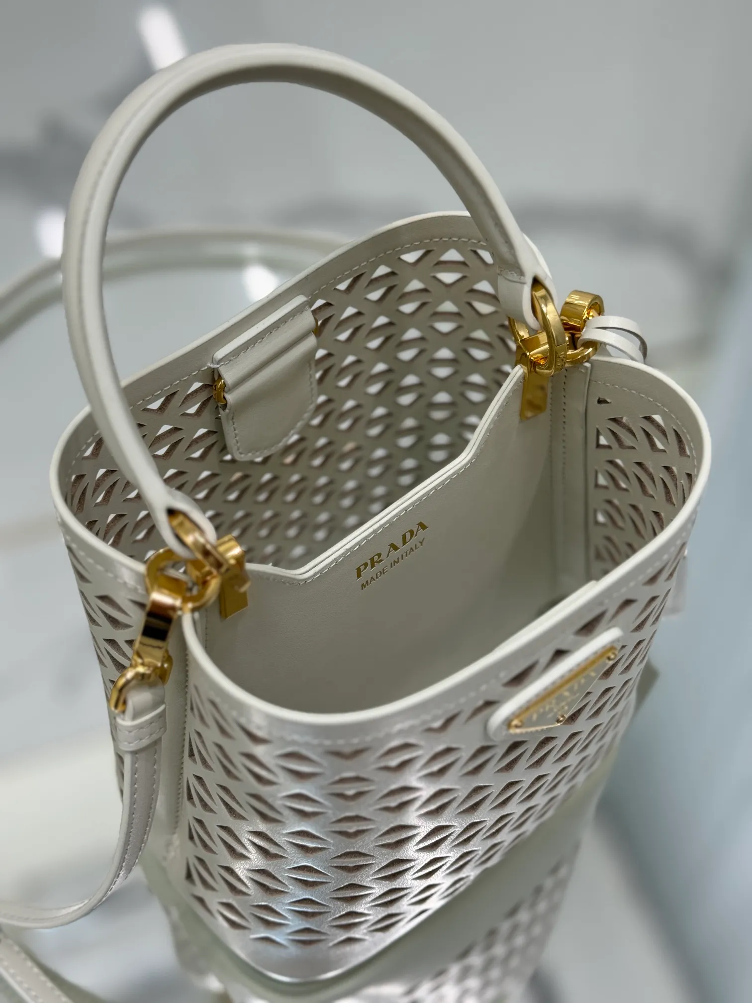 💰1640🌟Hollowout🐮Leather bucket bag The popular "elf" Saffiano perforated calfskin gives this P bucket bag a unique charm. The shape is not too soft and lacks spirit, nor is it too dull and lacks texture. The cute mini size adds a sense of fashion. It can be carried in hand, shoulder or crossbody. It is a handbag that perfectly integrates classic heritage and the trend of the times. Size: 18×17×10.5 cm Style number: 1BA217