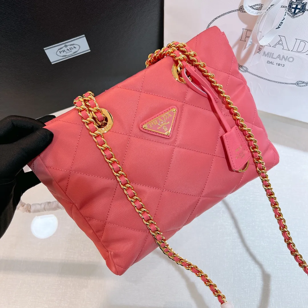 💰1120✨New product launch✨Middle-hand series chain shoulder bag/tramp bag Re-Edition19951BG468 The most fashionable retro bag type in the middle-hand series. The gold size is 25cm, suitable for fairies of all heights. It is super versatile and good-looking. Fashionable people must buy it! It is not only practical, lightweight, but also good-looking. It has a super large capacity. It has a triangle brand name + waterproof parachute nylon. The rhombus pattern adds a high quality. It is paired with a black gold chain and mixed leather shoulder strap. It is versatile and exquisite. It is ok for daily commuting and travel and vacation. It is simply great👏... Size: 25*19*7cm