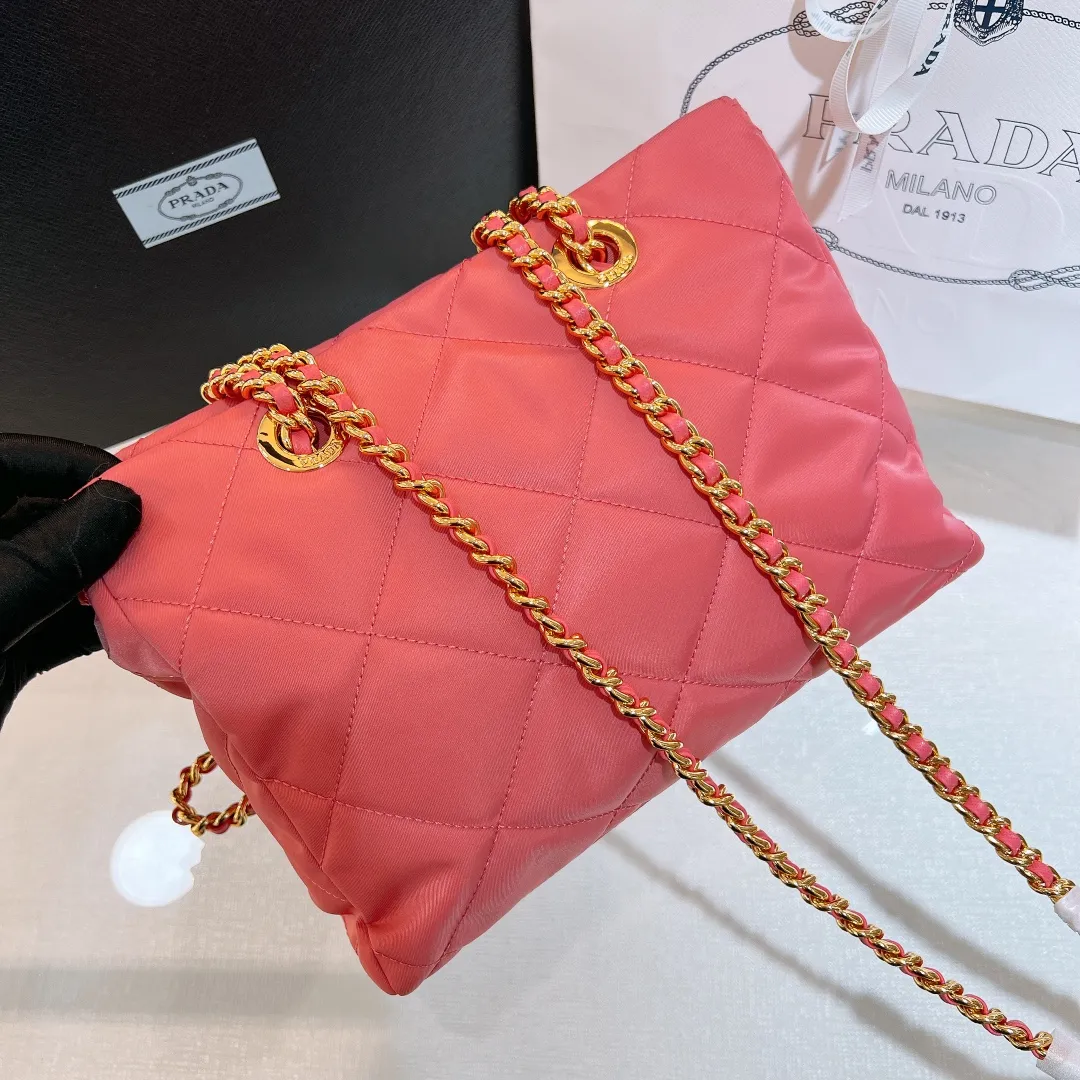 💰1120✨New product launch✨Middle-hand series chain shoulder bag/tramp bag Re-Edition19951BG468 The most fashionable retro bag type in the middle-hand series. The gold size is 25cm, suitable for fairies of all heights. It is super versatile and good-looking. Fashionable people must buy it! It is not only practical, lightweight, but also good-looking. It has a super large capacity. It has a triangle brand name + waterproof parachute nylon. The rhombus pattern adds a high quality. It is paired with a black gold chain and mixed leather shoulder strap. It is versatile and exquisite. It is ok for daily commuting and travel and vacation. It is simply great👏... Size: 25*19*7cm