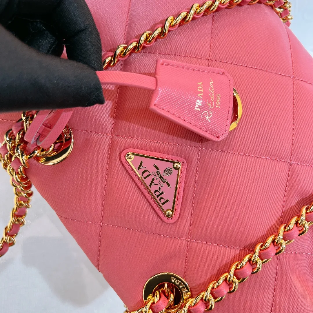 💰1120✨New product launch✨Middle-hand series chain shoulder bag/tramp bag Re-Edition19951BG468 The most fashionable retro bag type in the middle-hand series. The gold size is 25cm, suitable for fairies of all heights. It is super versatile and good-looking. Fashionable people must buy it! It is not only practical, lightweight, but also good-looking. It has a super large capacity. It has a triangle brand name + waterproof parachute nylon. The rhombus pattern adds a high quality. It is paired with a black gold chain and mixed leather shoulder strap. It is versatile and exquisite. It is ok for daily commuting and travel and vacation. It is simply great👏... Size: 25*19*7cm