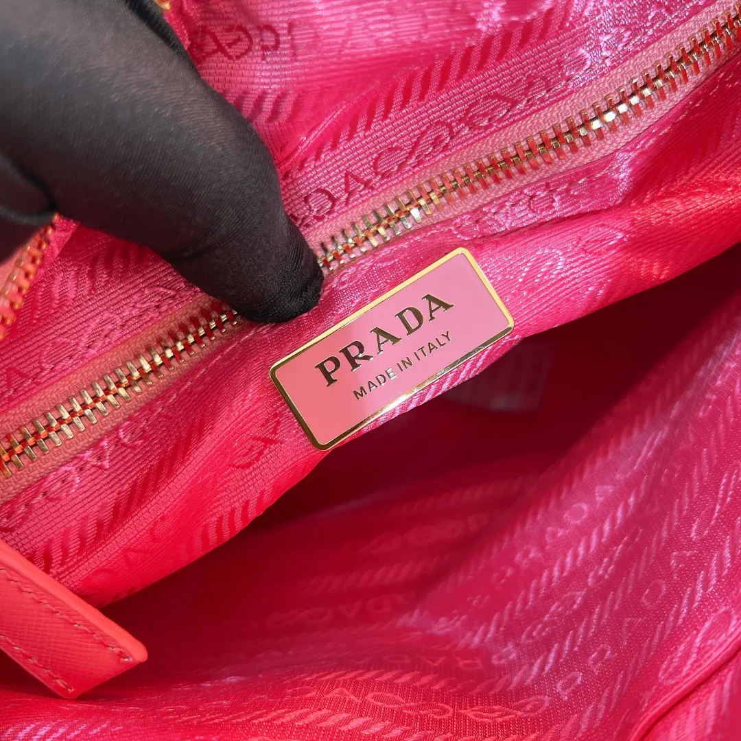💰1120✨New product launch✨Middle-hand series chain shoulder bag/tramp bag Re-Edition19951BG468 The most fashionable retro bag type in the middle-hand series. The gold size is 25cm, suitable for fairies of all heights. It is super versatile and good-looking. Fashionable people must buy it! It is not only practical, lightweight, but also good-looking. It has a super large capacity. It has a triangle brand name + waterproof parachute nylon. The rhombus pattern adds a high quality. It is paired with a black gold chain and mixed leather shoulder strap. It is versatile and exquisite. It is ok for daily commuting and travel and vacation. It is simply great👏... Size: 25*19*7cm