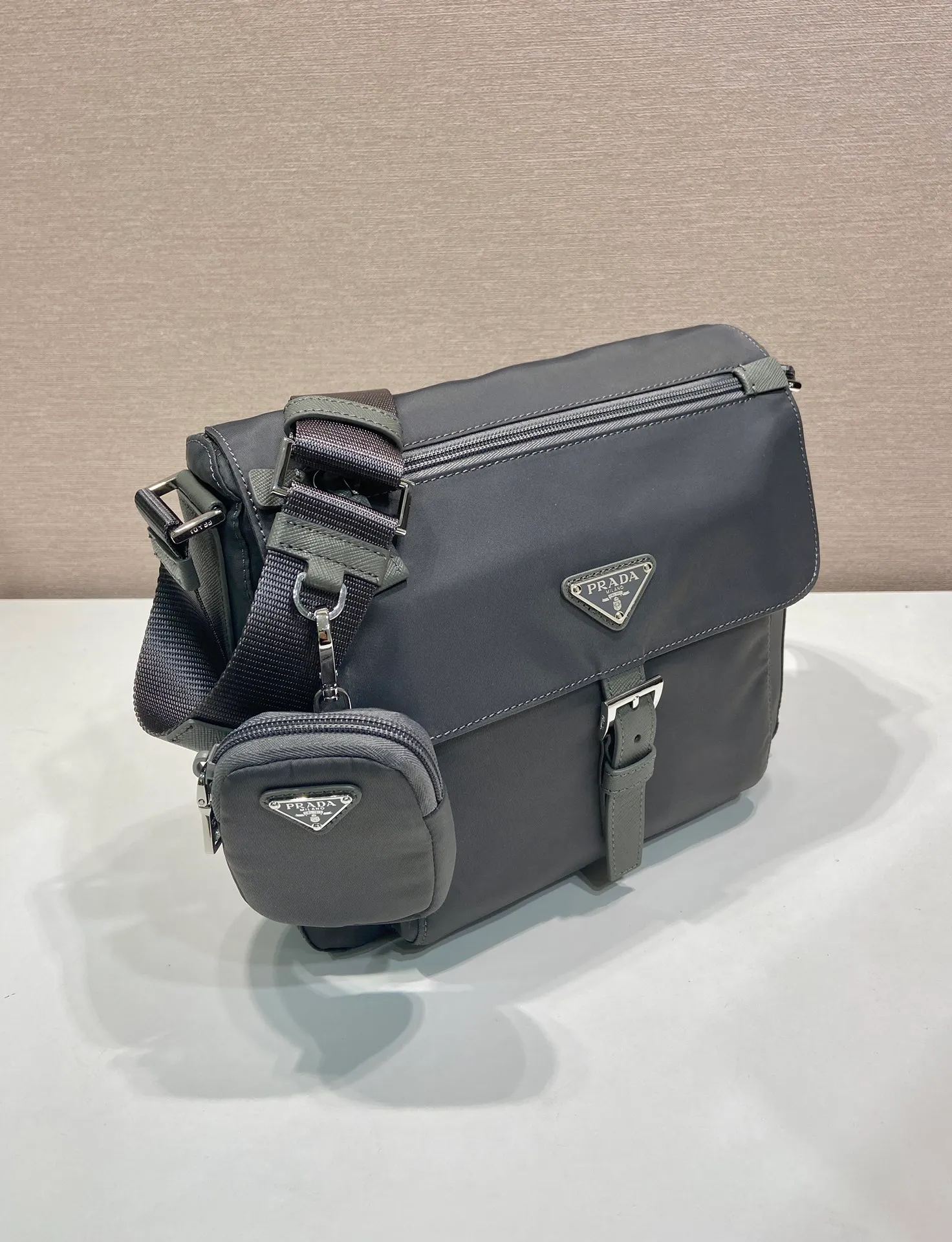 💰1120🎉Upgrade board🎉1BD994 environmentally friendly small bag🎉🎉 This one is made of imported nylon material and Saffiano leather piping, adjustable fabric shoulder straps, stainless steel accessories, and the upgraded version is designed with square buckle hardware on both sides of the shoulder straps. Equipped with a detachable eco-label pouch, triangular enamel logo nameplate, zipper and buckle closure, two outer pockets, one of which is a flip zipper bag, two inner pockets, 165 OEM code, lightweight and practical👏🏻👏🏻Unisex style🙊🙊 Length 25 height 22 bottom 10cm🤙🤙🤙💰💰💰💰