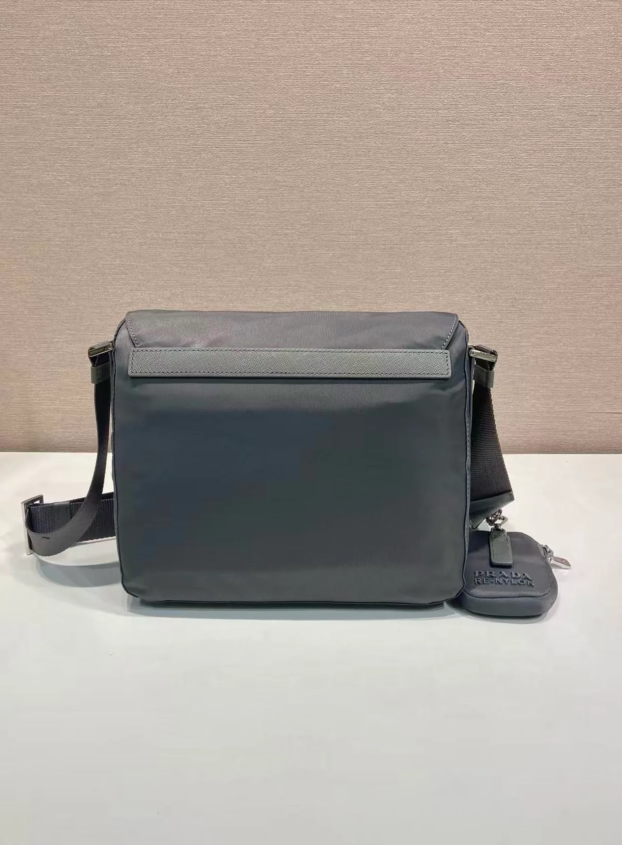💰1120🎉Upgrade board🎉1BD994 environmentally friendly small bag🎉🎉 This one is made of imported nylon material and Saffiano leather piping, adjustable fabric shoulder straps, stainless steel accessories, and the upgraded version is designed with square buckle hardware on both sides of the shoulder straps. Equipped with a detachable eco-label pouch, triangular enamel logo nameplate, zipper and buckle closure, two outer pockets, one of which is a flip zipper bag, two inner pockets, 165 OEM code, lightweight and practical👏🏻👏🏻Unisex style🙊🙊 Length 25 height 22 bottom 10cm🤙🤙🤙💰💰💰💰