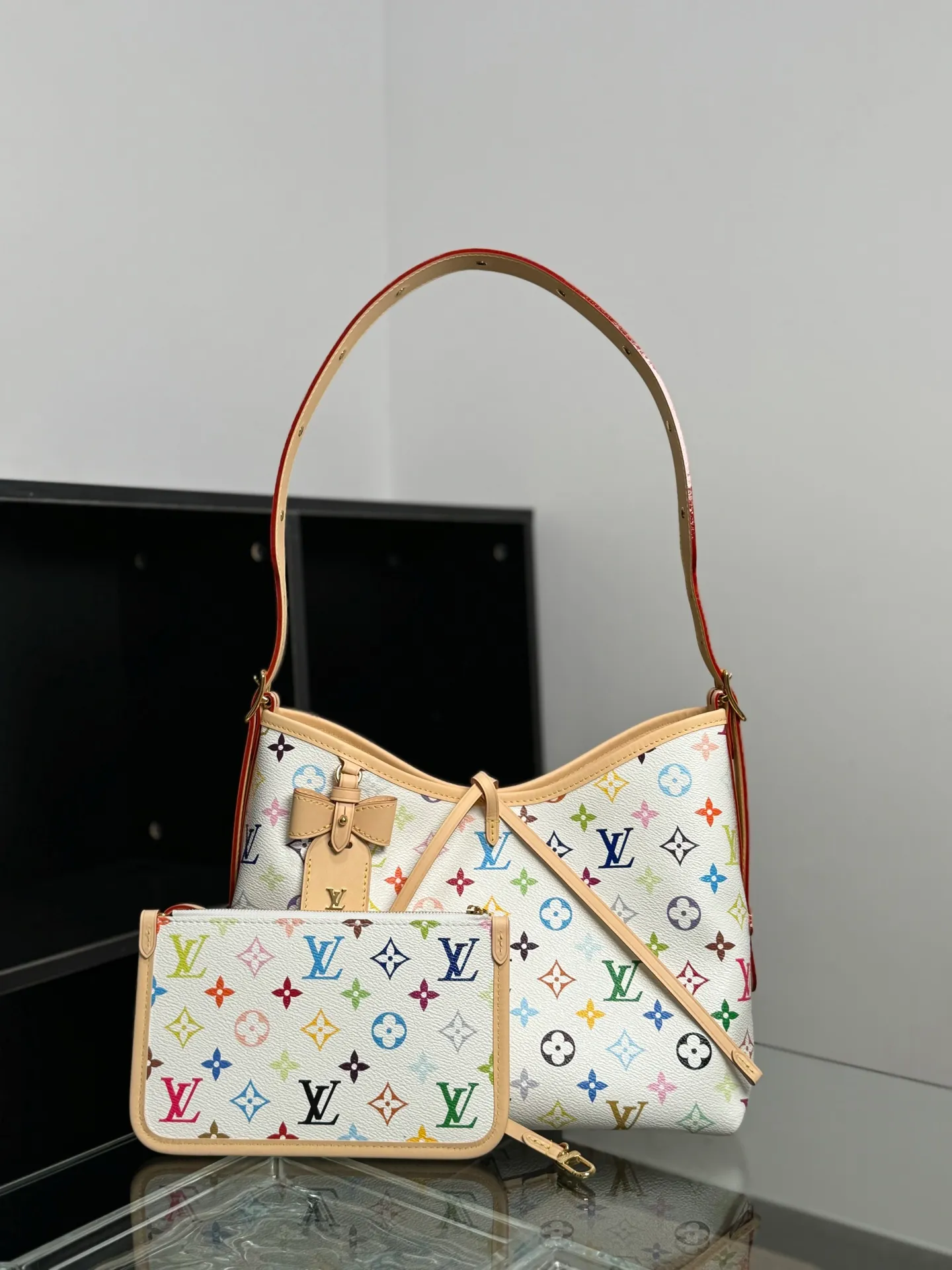 P¥1460👉nfc163C01 dynamic chip👈 [100% MB special grade, all-steel hardware, imported fabrics] This small CarryAll handbag comes from the Louis Vuitton Calf leather trim creates a figure-hugging fit, and a designer plaque details the elegant bow. Monogram coated canvas - Calfskin leather trim - Textile lining - Metal hardware - Drawstring and magnetic closure - Internal patch pocket - Internal zip pocket - Removable name tag - Holds a smartphone, keys, headphones and Zippy wallet - Shoulder strap: removable and adjustable! ! Model: M13661; Size: 29x24x12CM