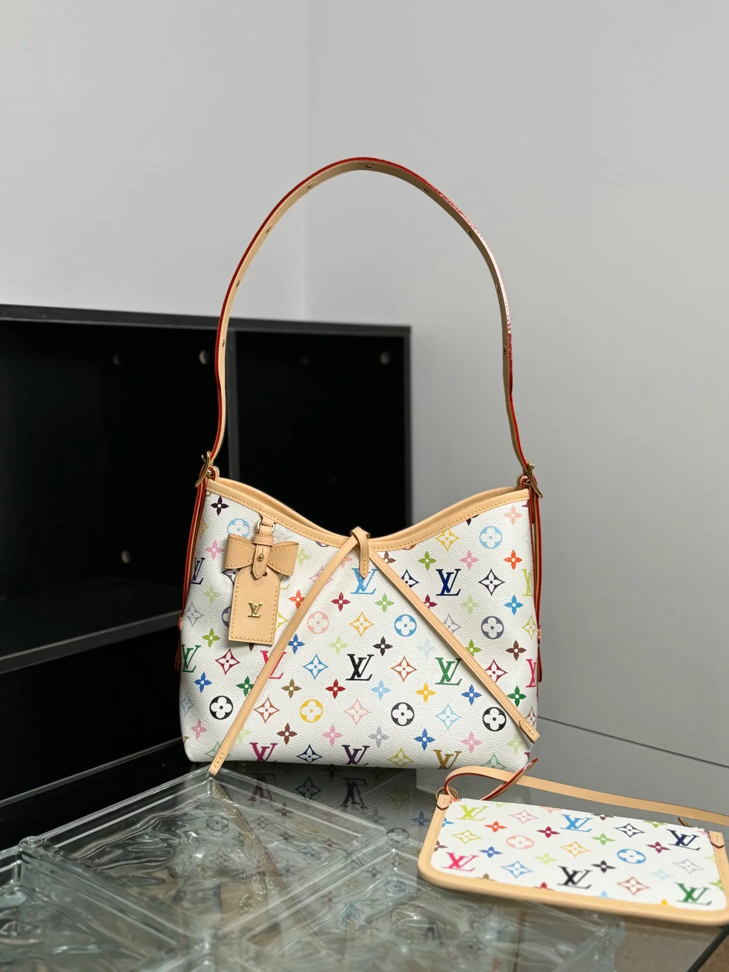 P¥1460👉nfc163C01 dynamic chip👈 [100% MB special grade, all-steel hardware, imported fabrics] This small CarryAll handbag comes from the Louis Vuitton Calf leather trim creates a figure-hugging fit, and a designer plaque details the elegant bow. Monogram coated canvas - Calfskin leather trim - Textile lining - Metal hardware - Drawstring and magnetic closure - Internal patch pocket - Internal zip pocket - Removable name tag - Holds a smartphone, keys, headphones and Zippy wallet - Shoulder strap: removable and adjustable! ! Model: M13661; Size: 29x24x12CM