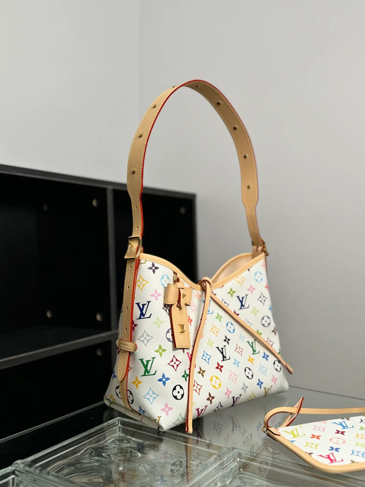 P¥1460👉nfc163C01 dynamic chip👈 [100% MB special grade, all-steel hardware, imported fabrics] This small CarryAll handbag comes from the Louis Vuitton Calf leather trim creates a figure-hugging fit, and a designer plaque details the elegant bow. Monogram coated canvas - Calfskin leather trim - Textile lining - Metal hardware - Drawstring and magnetic closure - Internal patch pocket - Internal zip pocket - Removable name tag - Holds a smartphone, keys, headphones and Zippy wallet - Shoulder strap: removable and adjustable! ! Model: M13661; Size: 29x24x12CM