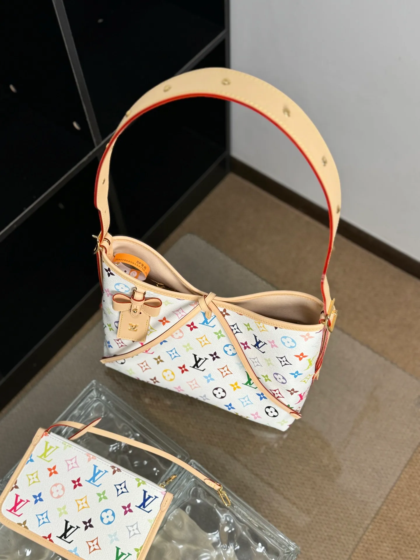 P¥1460👉nfc163C01 dynamic chip👈 [100% MB special grade, all-steel hardware, imported fabrics] This small CarryAll handbag comes from the Louis Vuitton Calf leather trim creates a figure-hugging fit, and a designer plaque details the elegant bow. Monogram coated canvas - Calfskin leather trim - Textile lining - Metal hardware - Drawstring and magnetic closure - Internal patch pocket - Internal zip pocket - Removable name tag - Holds a smartphone, keys, headphones and Zippy wallet - Shoulder strap: removable and adjustable! ! Model: M13661; Size: 29x24x12CM
